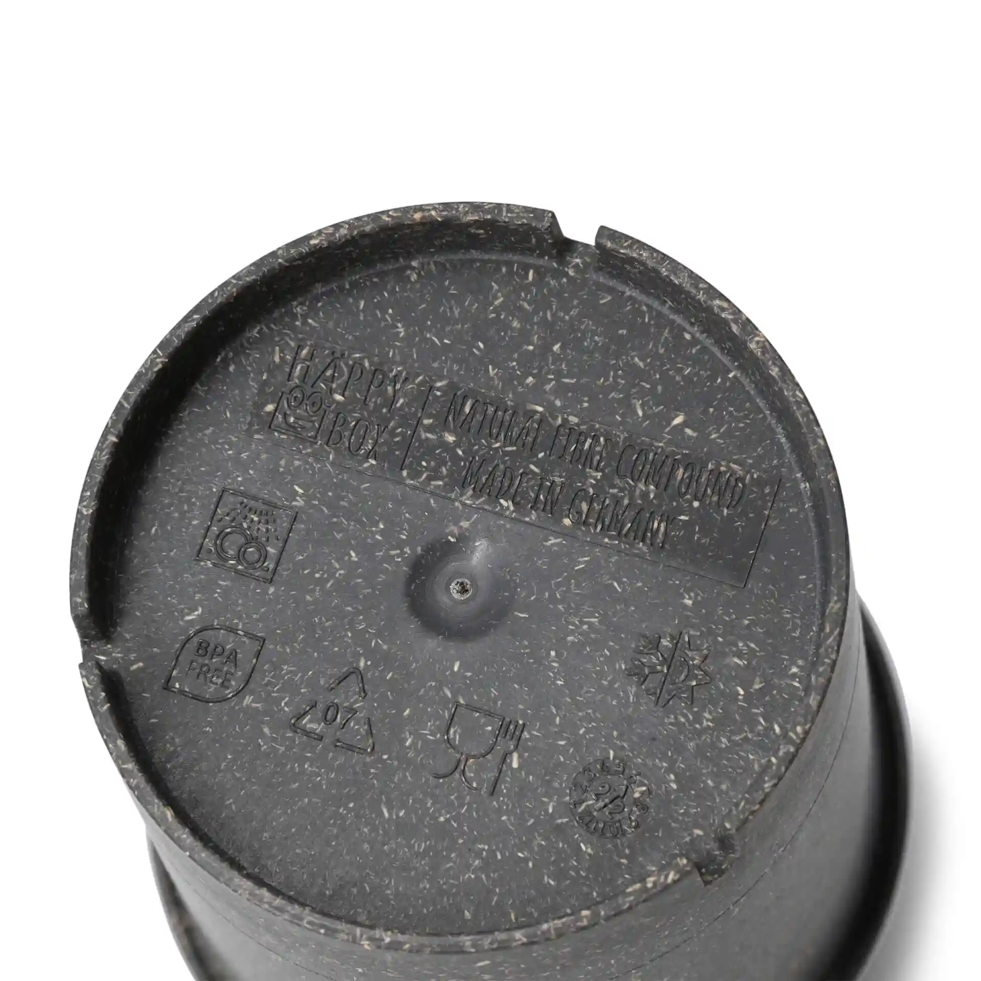 Vue inférieure d'un gobelet réutilisable gris en matériau bio, montrant divers symboles et marquages.
