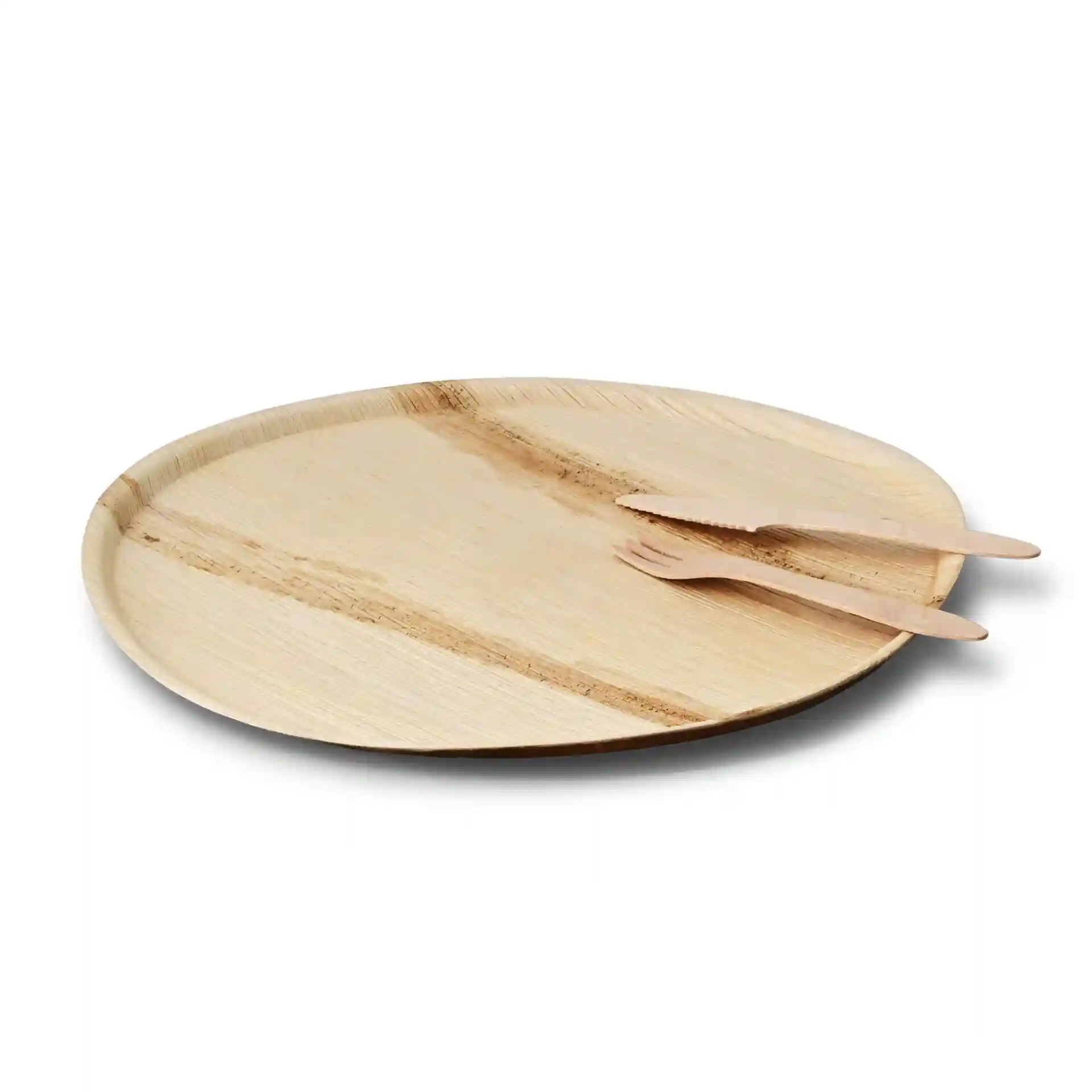 Assiette à pizza ronde en feuille de palmier de 32 cm de diamètre, accompagnée de deux ustensiles en bois.