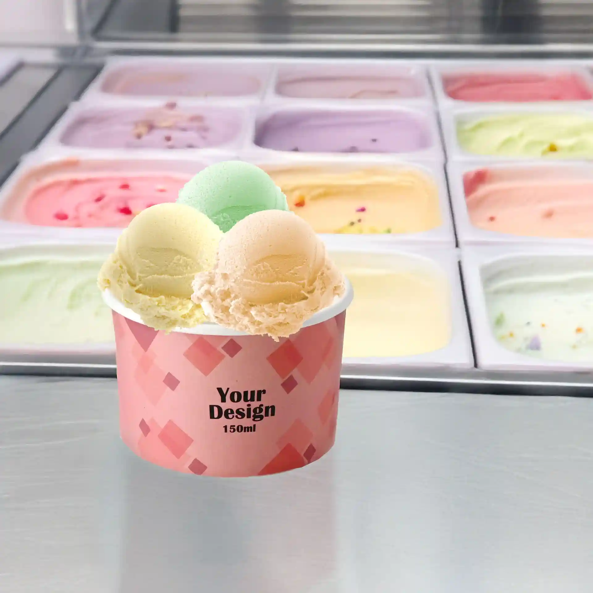 Coupe ronde de glace avec trois boules de glace, design rose et étiquette, sur un fond de différentes saveurs de glace.