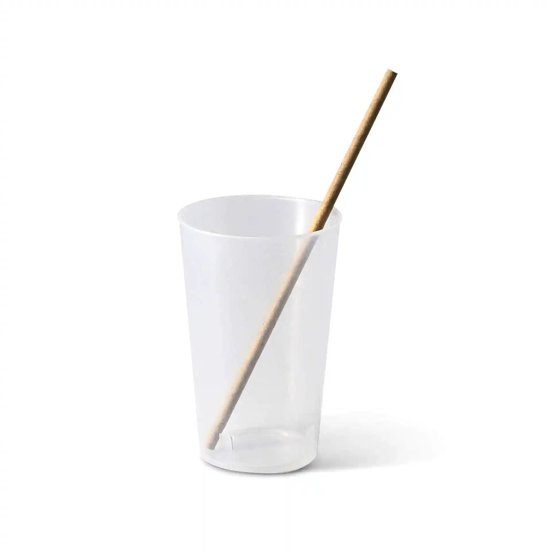 Gobelet réutilisable transparent d'un diamètre de 77 mm avec une paille en papier insérée à l'intérieur.