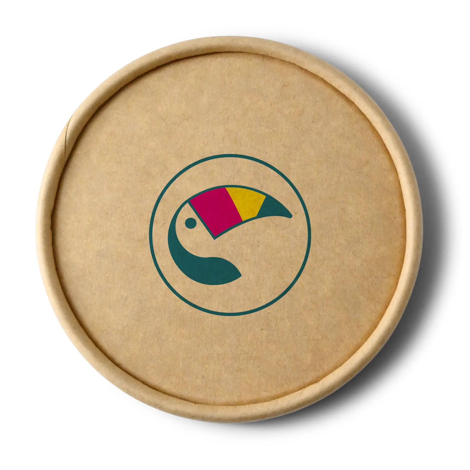 Couvercle en carton brun pour un pot de glace avec un graphisme coloré de toucan au centre.