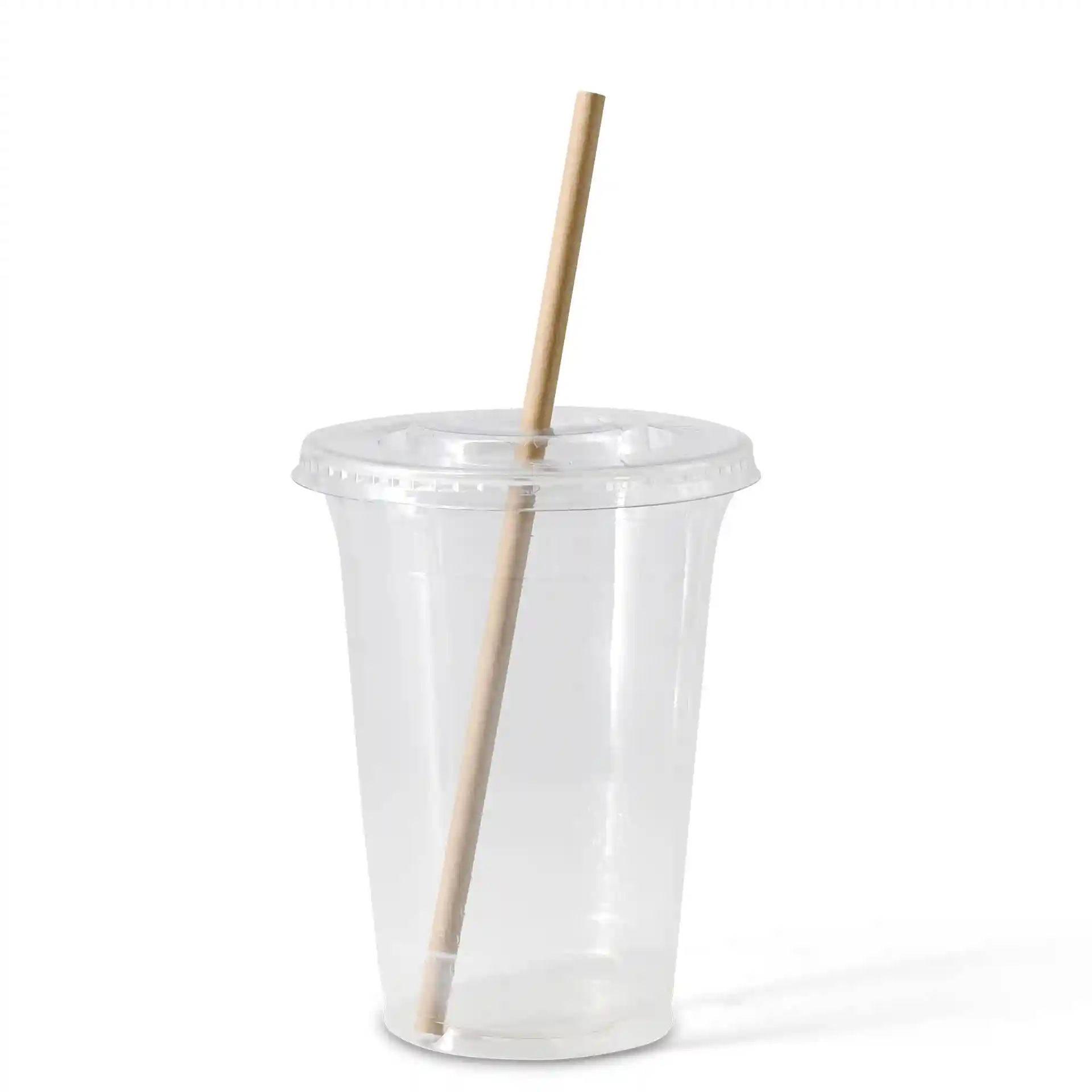 Gobelet en plastique transparent avec un couvercle et une paille en papier marron insérée.