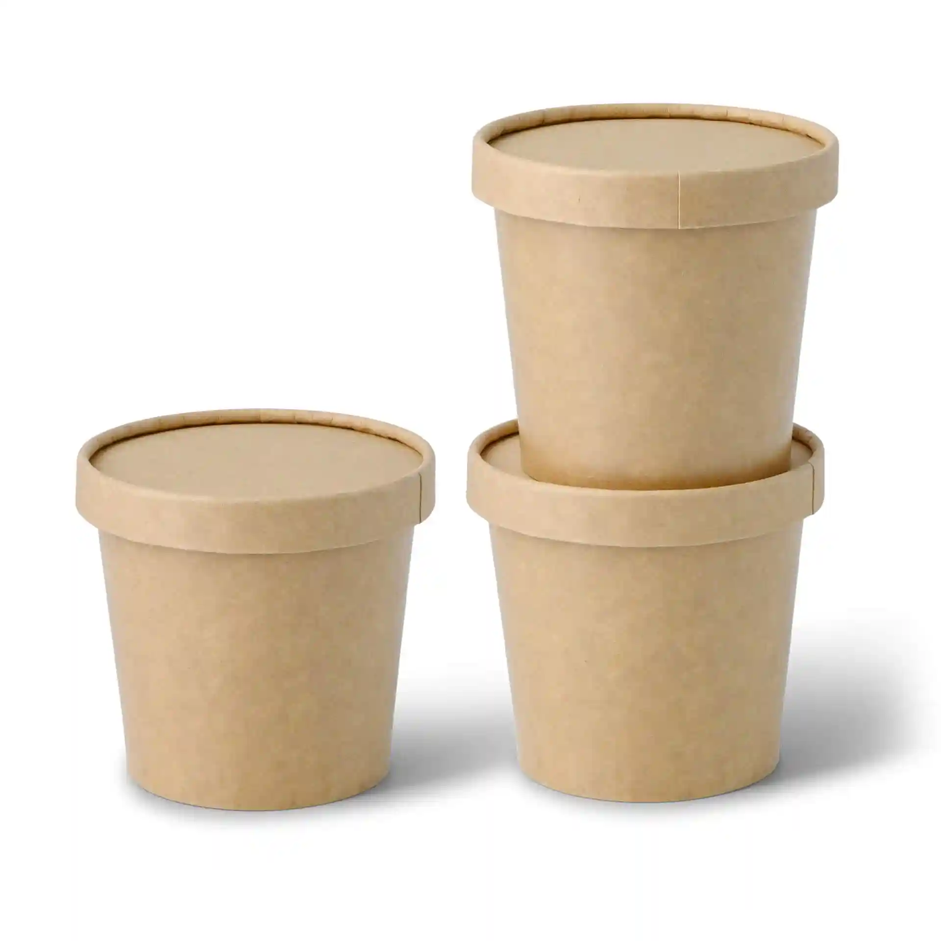 Trois pots ronds en papier brun pour glace avec couvercles, de hauteurs variées, empilés ensemble.