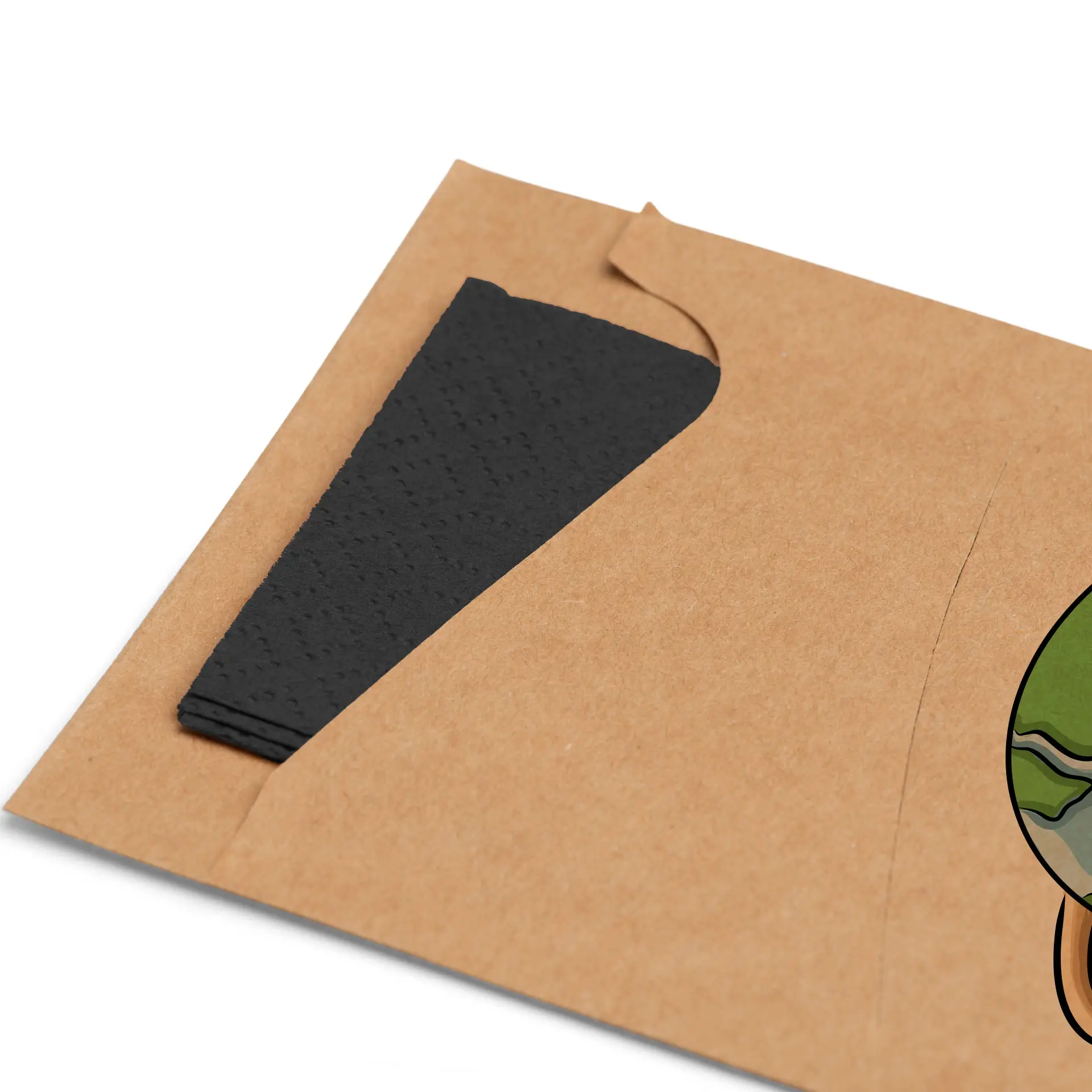 Manchon en kraft marron pour couverts avec serviette noire intégrée, affichant un pli d'angle.