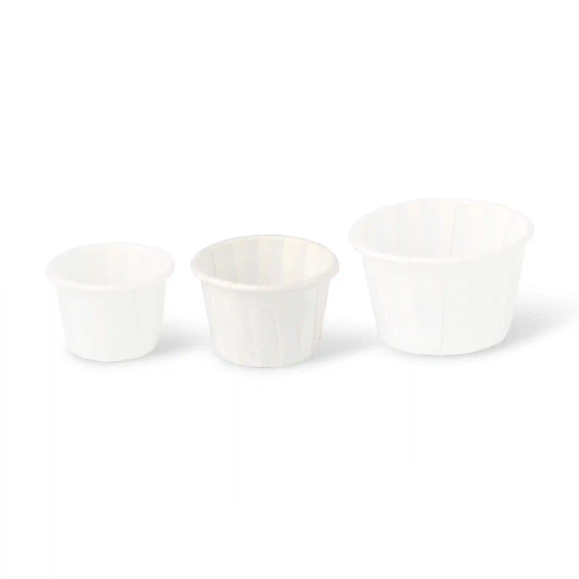 Image de trois gobelets en papier blancs de tailles variées, le plus grand à droite.