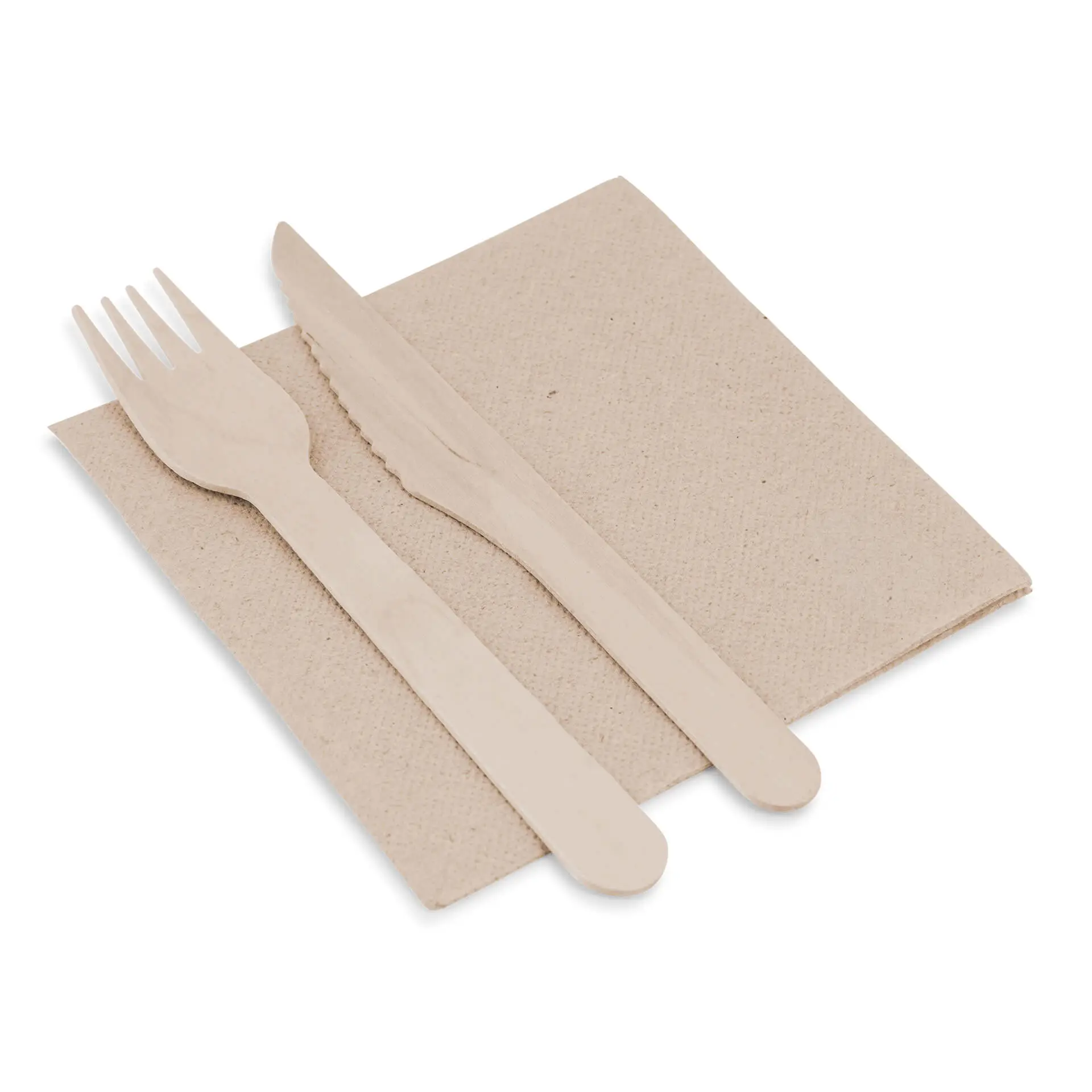 Ensemble de fourchette et couteau en bois sur une serviette en papier non blanchie, forme carrée, 25 x 25 cm, 2 épaisseurs.