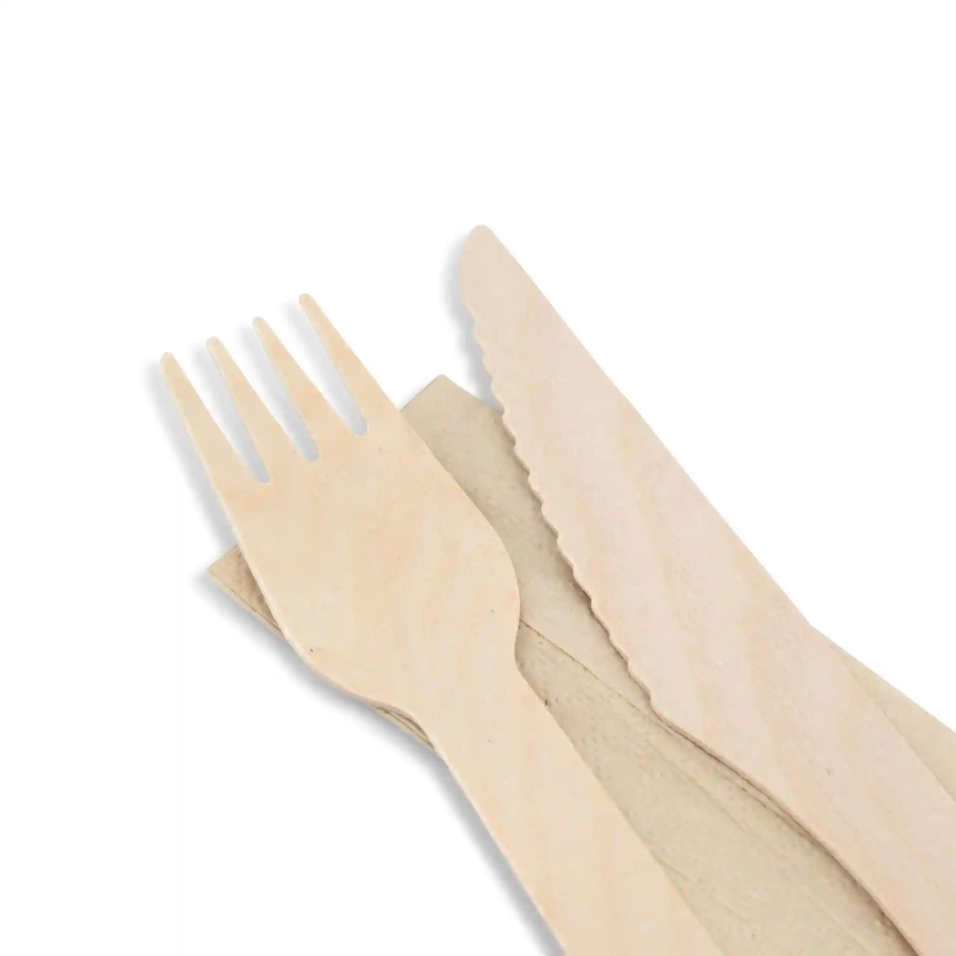 Couteau et fourchette en bois sur une serviette, disposés sur un fond uni.