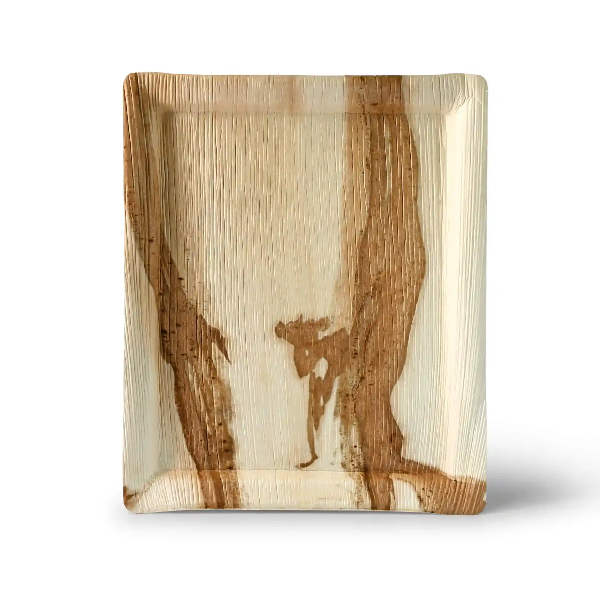 Plateau rectangulaire en feuille de palmier avec un motif brun naturel, mesurant 32,5 x 26,5 cm et 2,5 cm de hauteur.