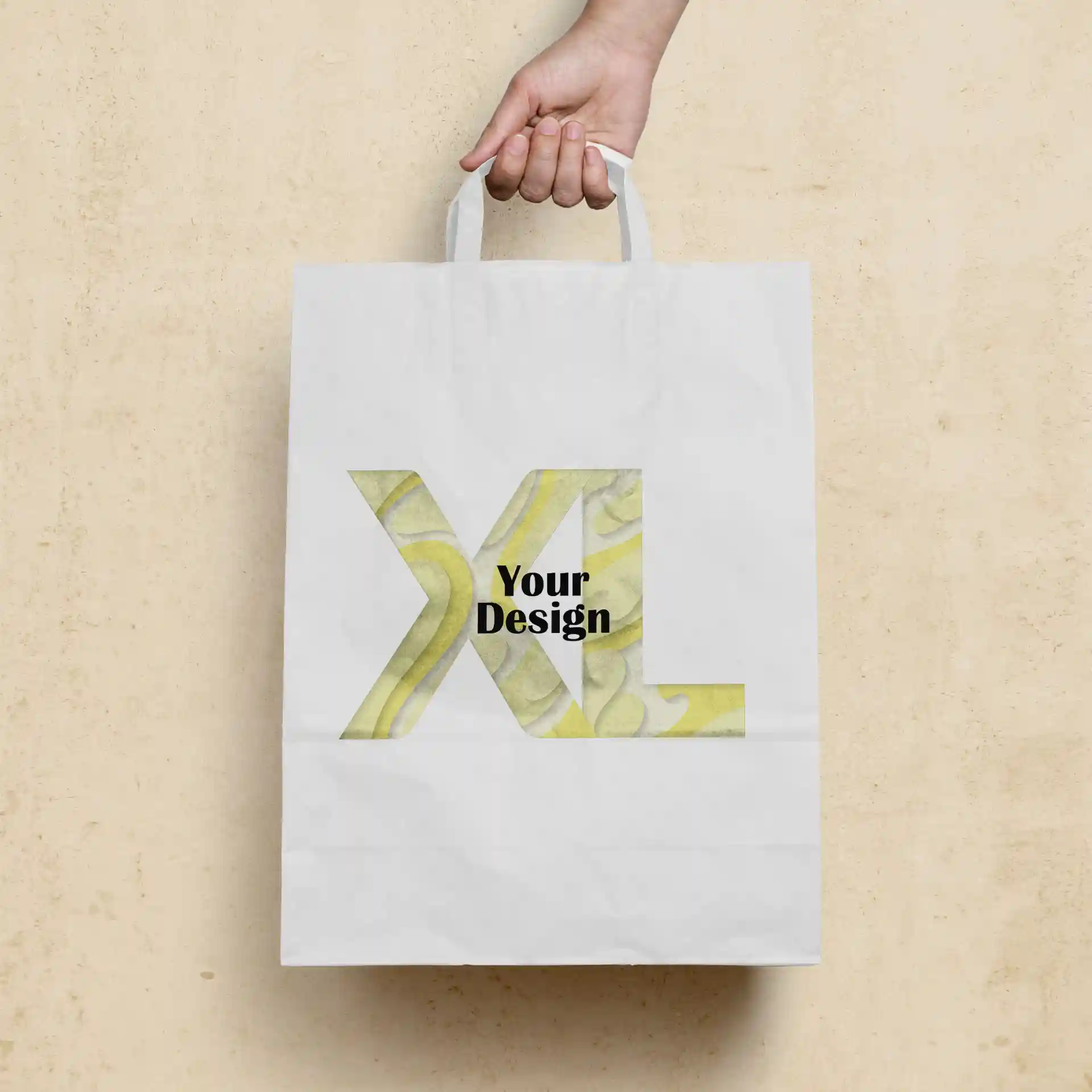 Sac en papier blanc tenu par une main, avec un grand design "XL" et le texte "Votre Design" à l'avant.