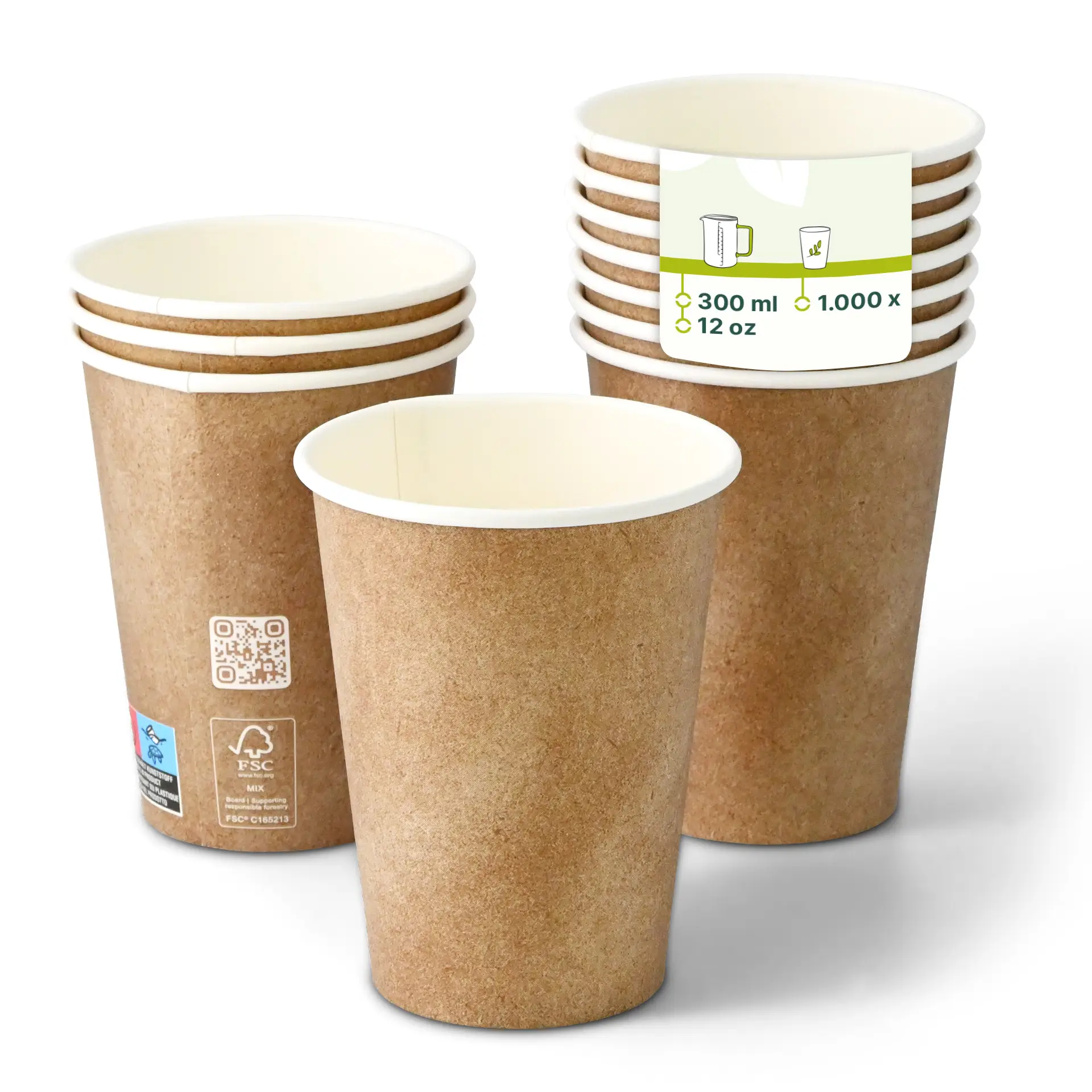 Un gobelet en papier marron au premier plan avec une couche intérieure blanche ; plusieurs gobelets similaires empilés derrière avec un revêtement PLA pour les boissons.
