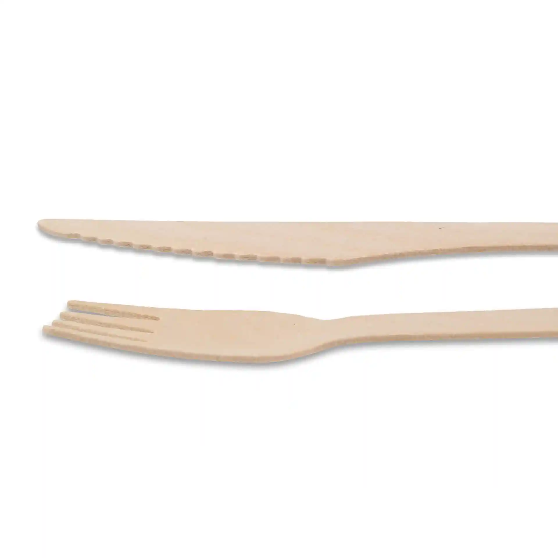 Couteau et fourchette en bois avec un revêtement biosourcé, présentés sur un fond uni.