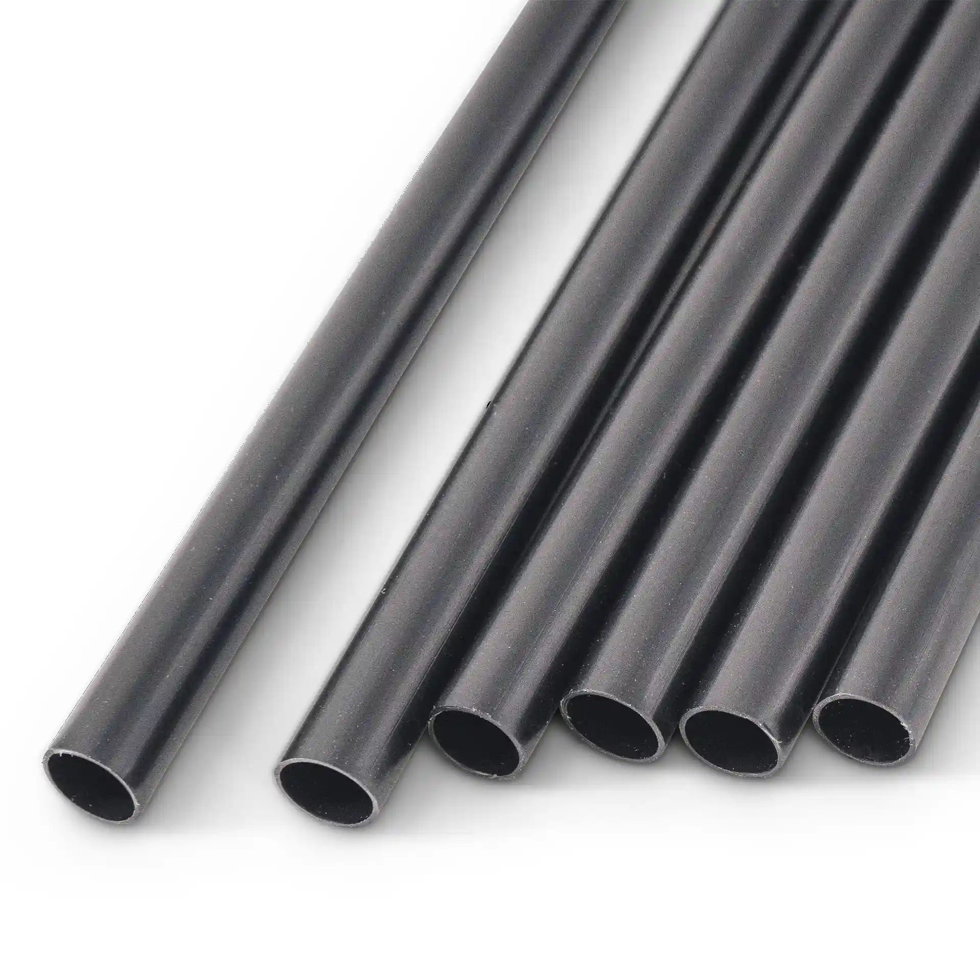 Pailles réutilisables noires, de 22 cm de long et 0,7 cm de diamètre, regroupées sur un fond uni.