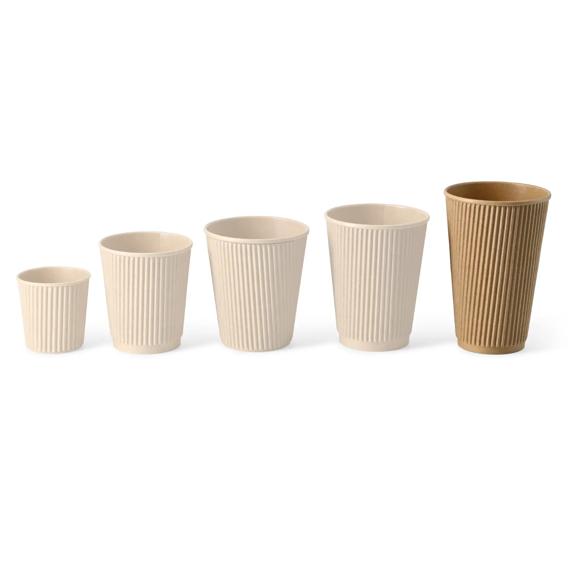 Ensemble de cinq tasses à café isolées de tailles variées, avec un design en relief brun clair.