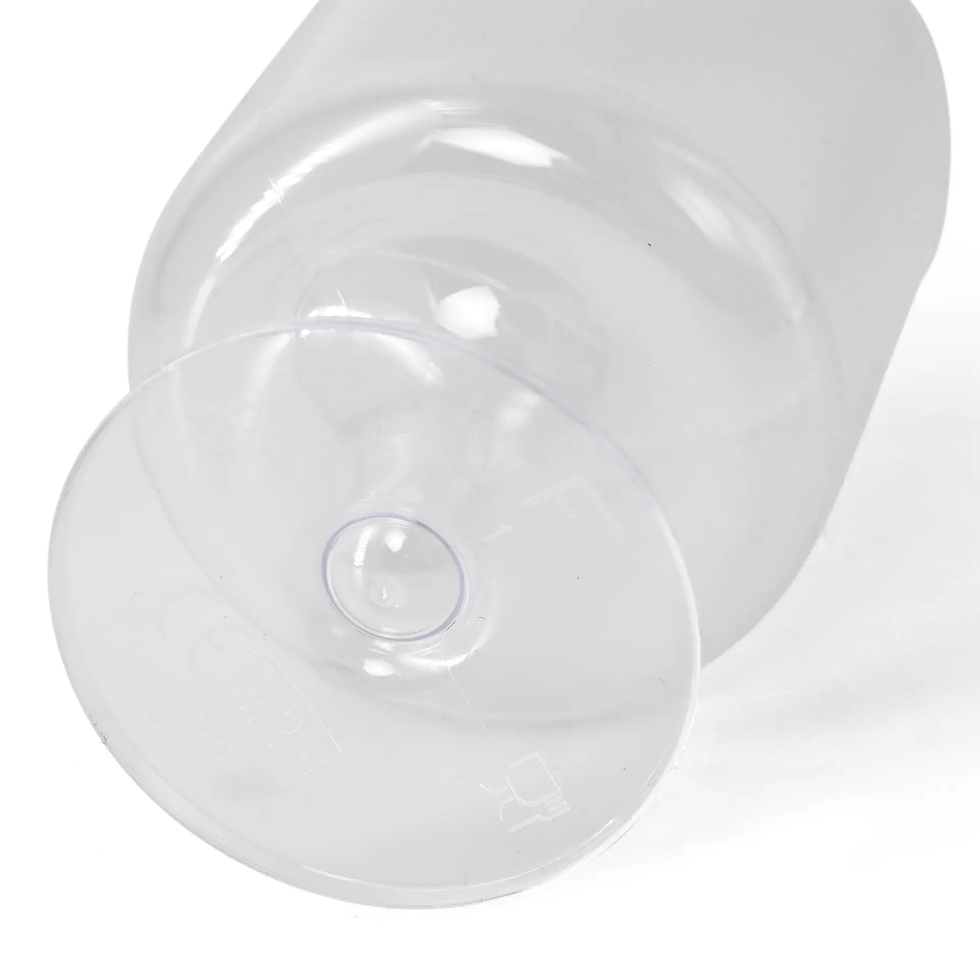 Verre à vin réutilisable transparent d'une capacité de 200 ml, montrant les détails de la base et du fond.