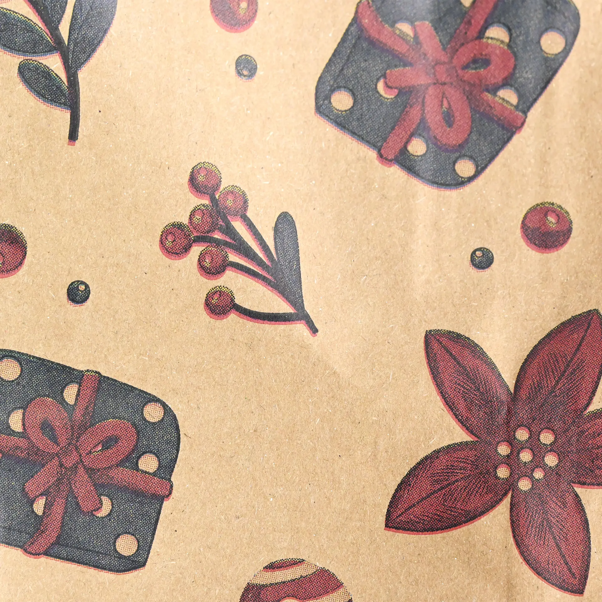 Papier brun à motifs avec des fleurs rouges, des boîtes cadeaux avec des nœuds et des baies sur un fond texturé.
