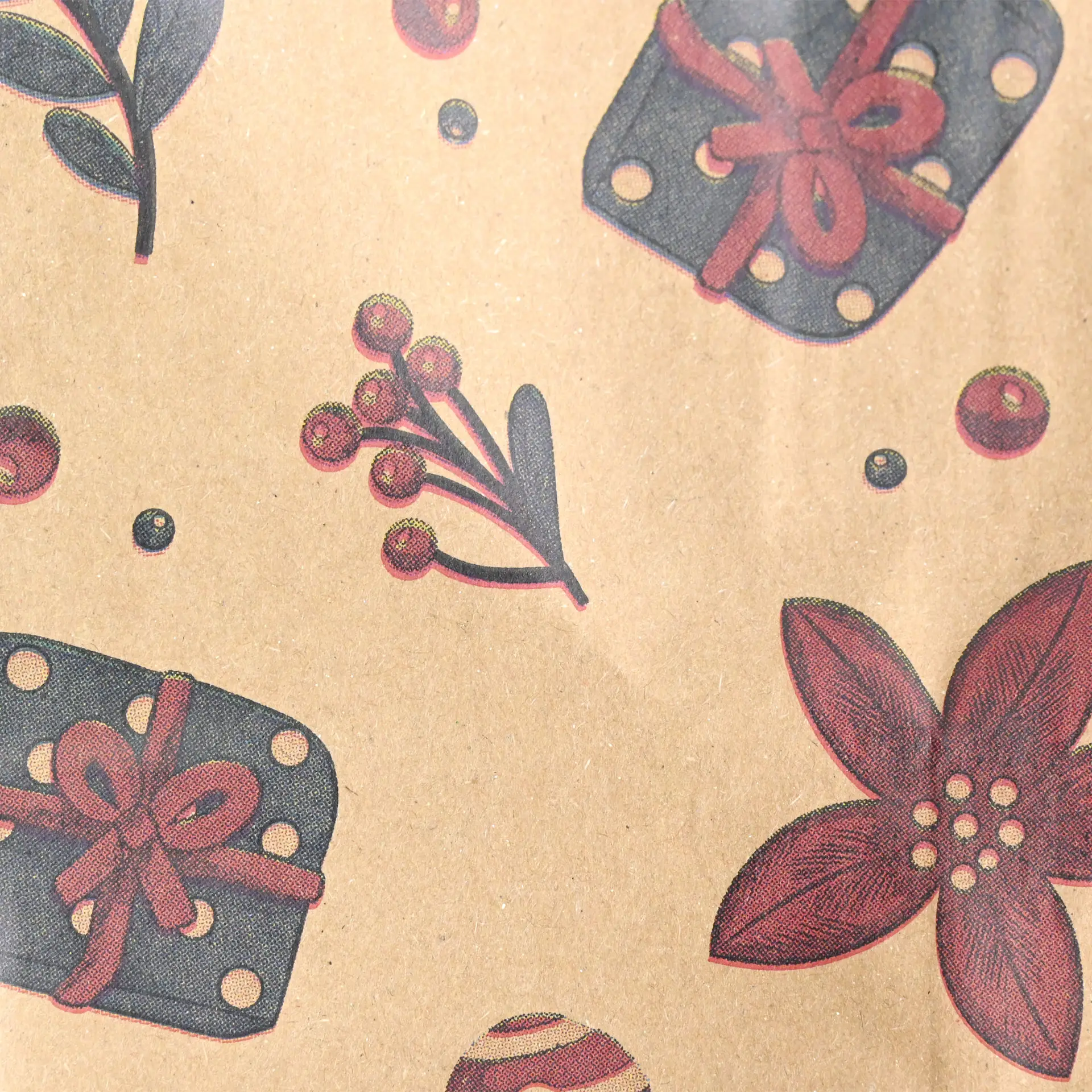 Sac en papier brun avec un design d'hiver présentant des cadeaux, des baies et des fleurs sur un fond texturé.