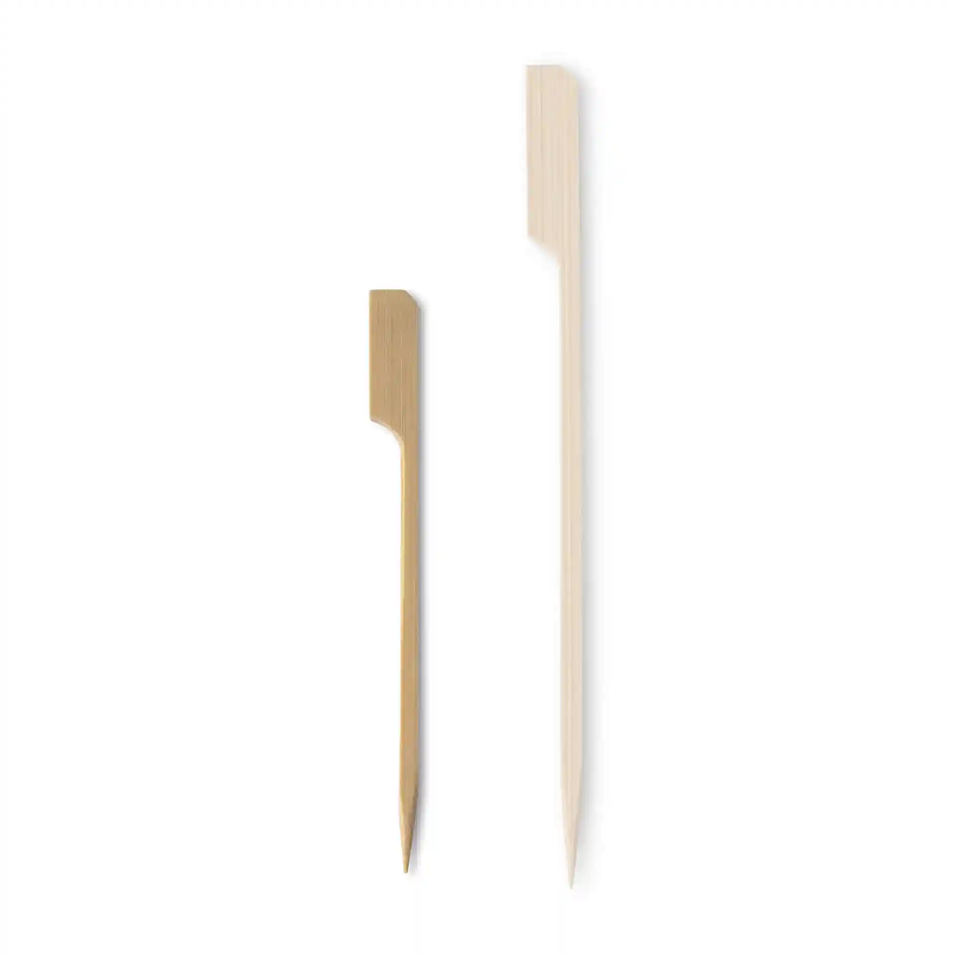 Image de deux brochettes en bambou, l'une plus courte et brune, l'autre plus longue et de couleur naturelle, sur fond blanc.