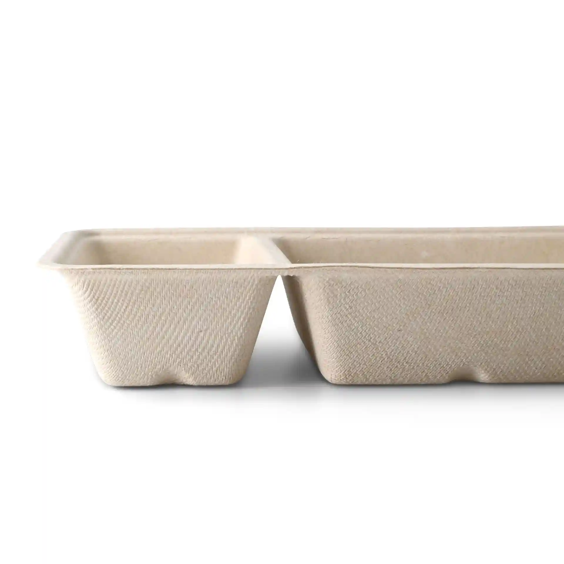 Plateau rectangulaire en bagasse crème blanc avec deux compartiments, mesurant 9,5 x 20 x 3,5 cm.