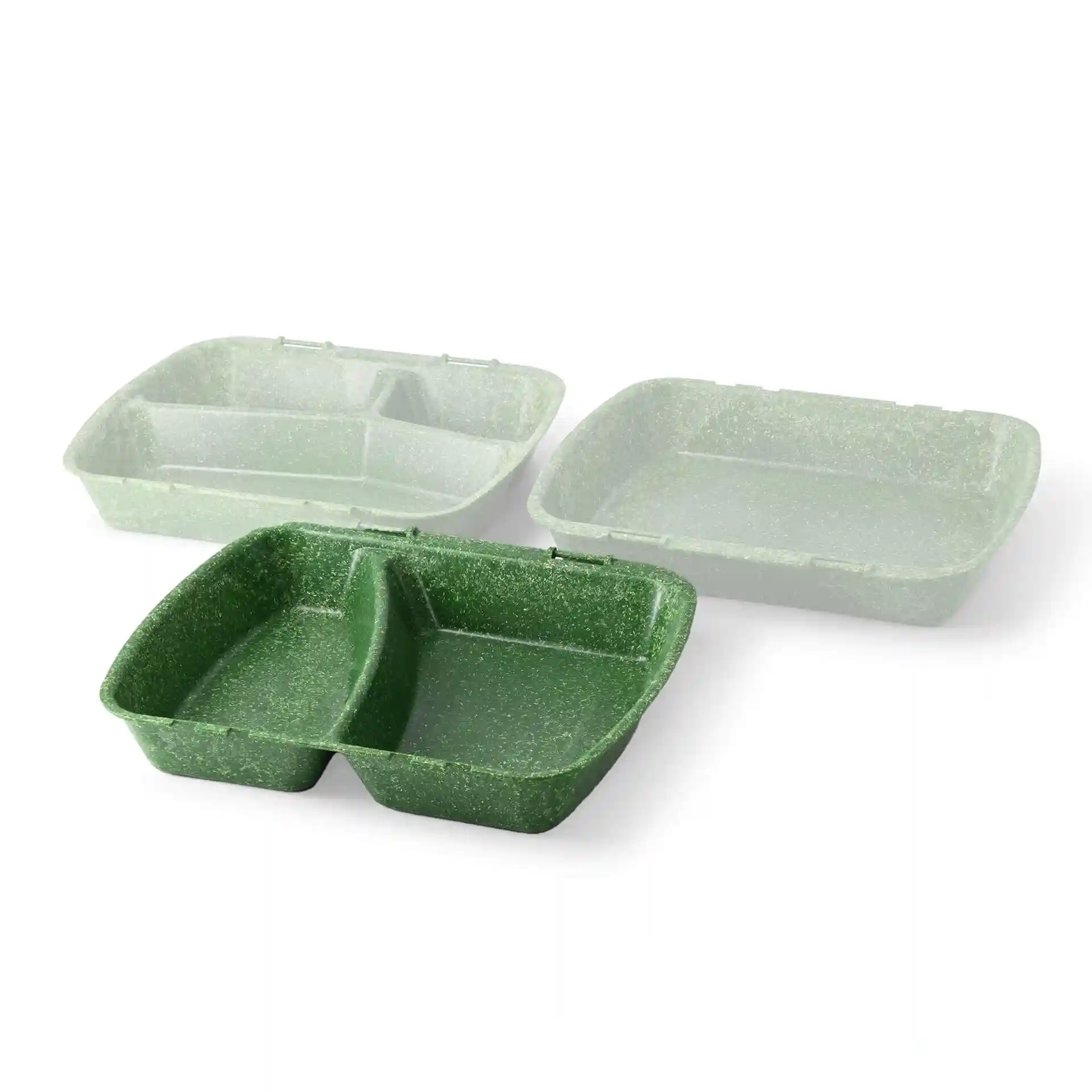 Trois contenants alimentaires réutilisables verts, deux avec des compartiments et un plat, disposés sur un fond blanc.