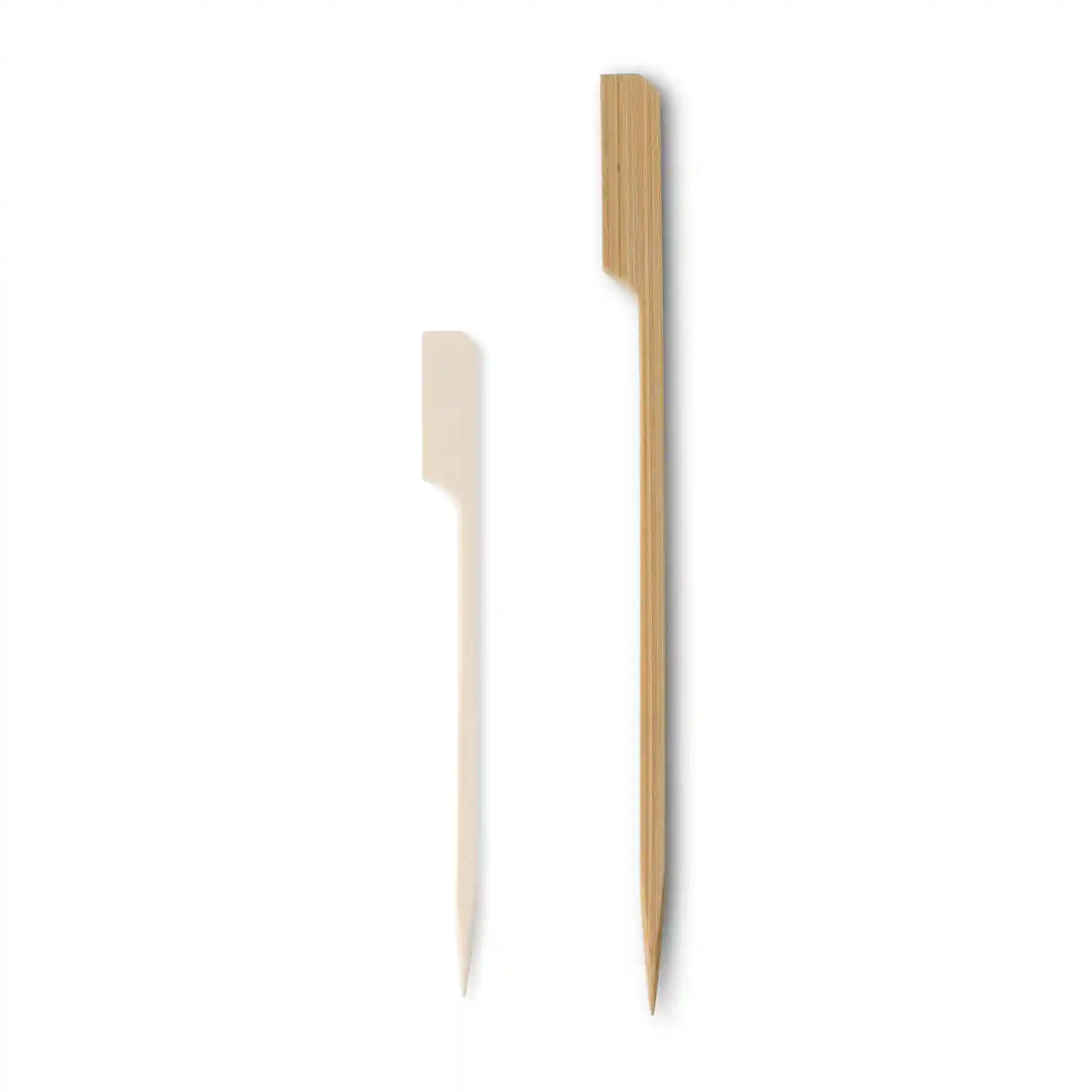 Image de deux brochettes en bambou, l'une plus courte et claire, l'autre plus longue et foncée, toutes deux avec des sommets plats.