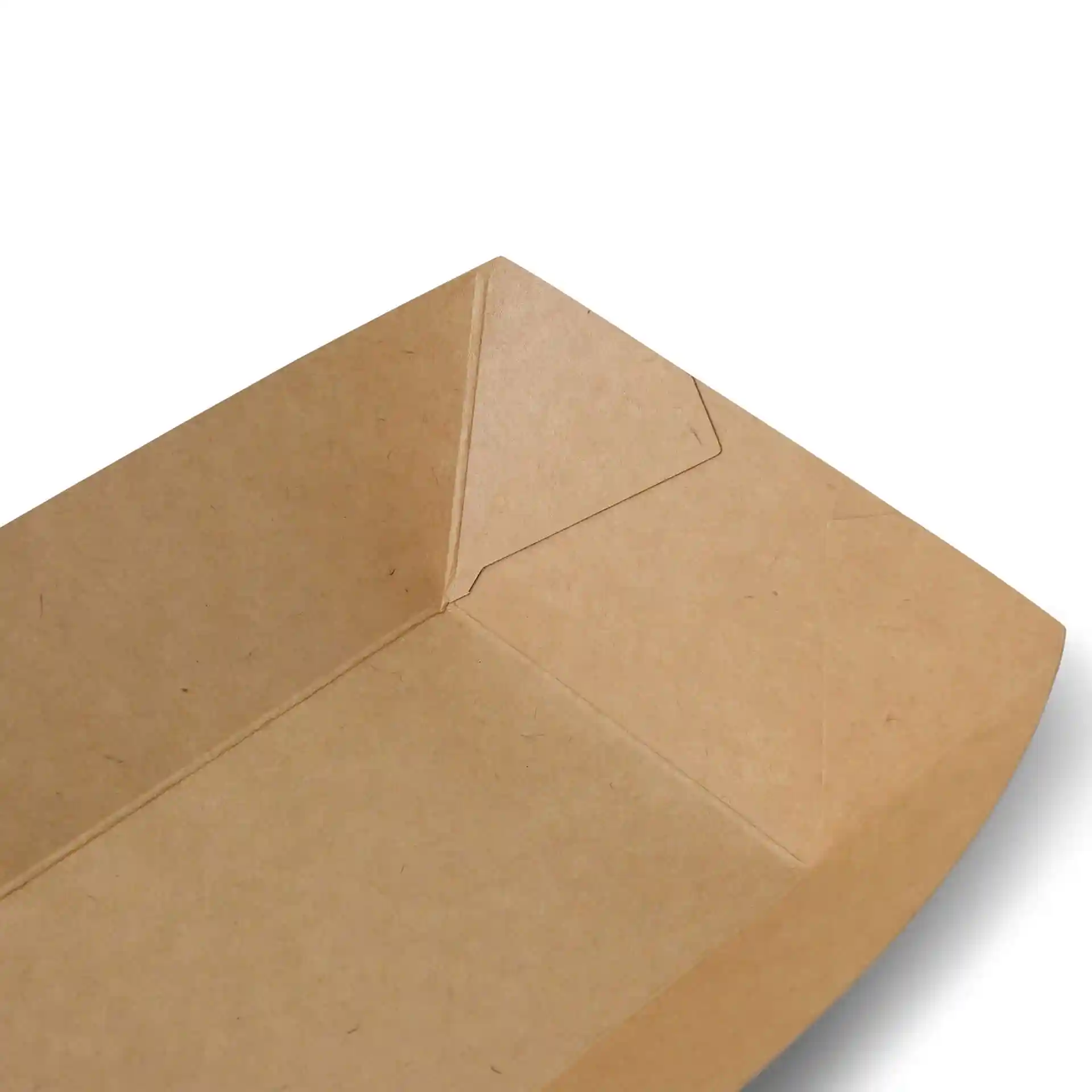 Plateau à snacks en carton brun avec surface enduite, montrant un coin et un détail de pli.