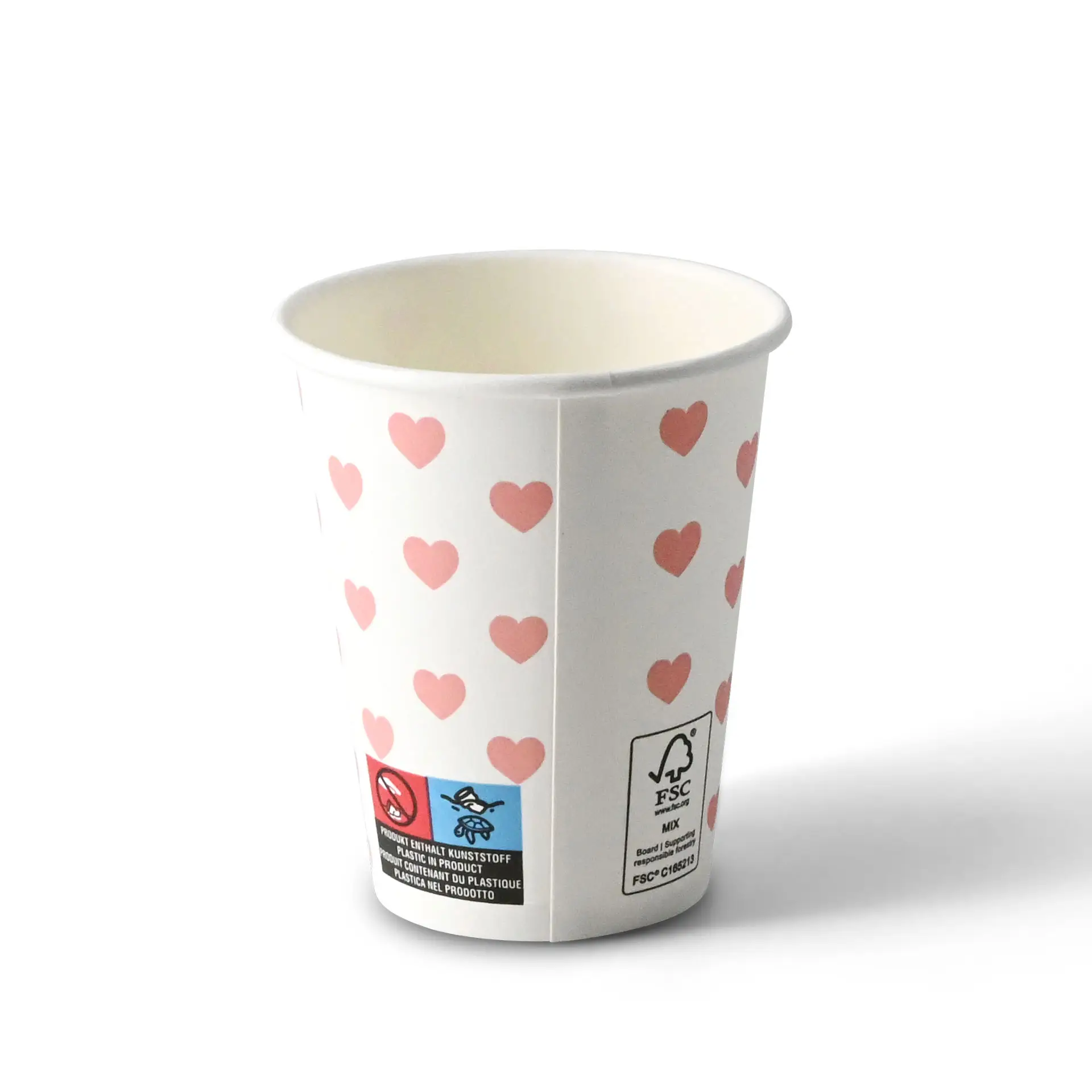 Un gobelet en papier blanc avec un motif de cœurs; conçu pour les boissons chaudes et froides, avec des marquages et des étiquettes de certification.