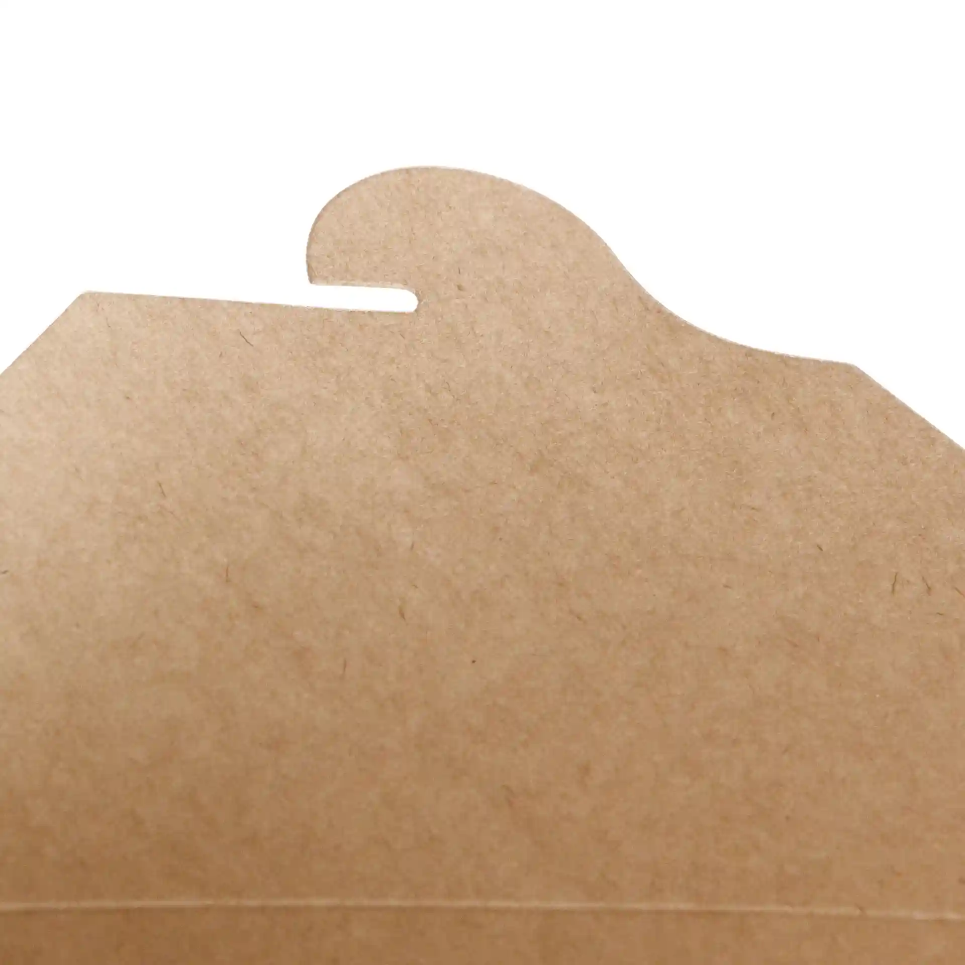 Bord supérieur d'un contenant à emporter en carton brun avec une découpe arrondie.