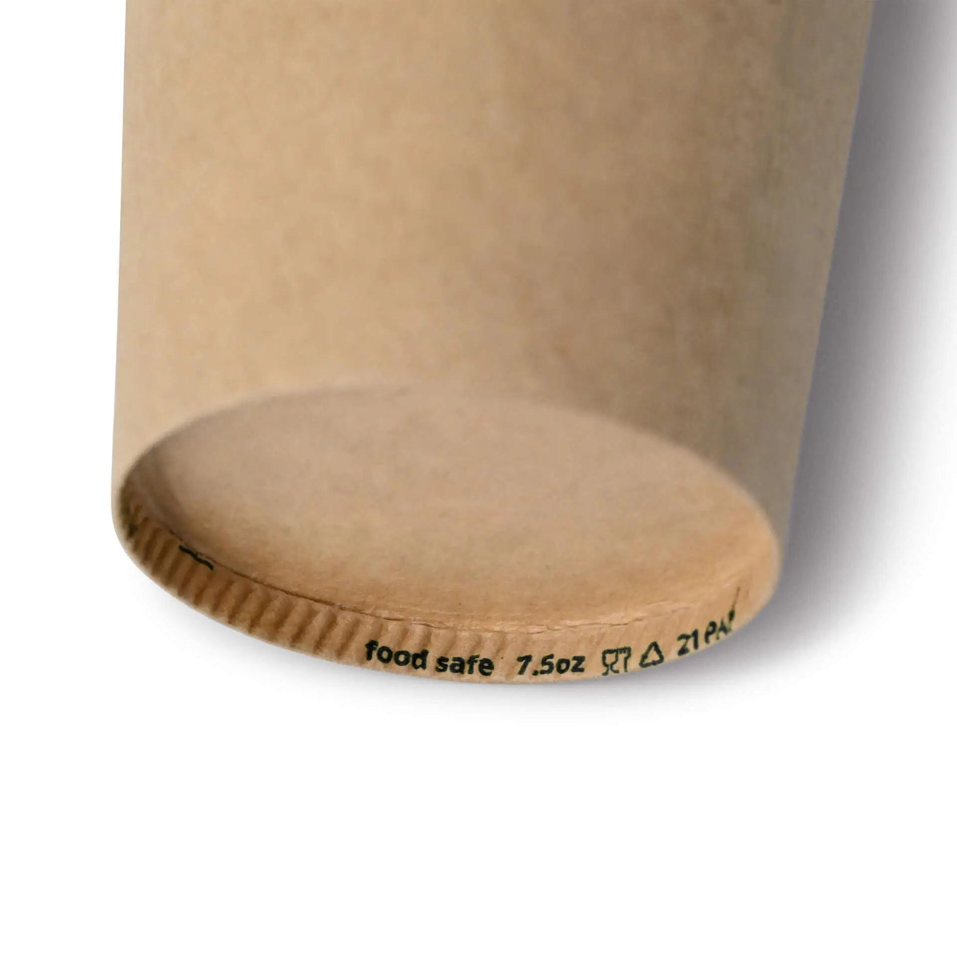 Gobelet en papier brun avec un revêtement PE, taille 7,5 oz, montrant les détails de la base et les marquages sûrs pour les aliments.