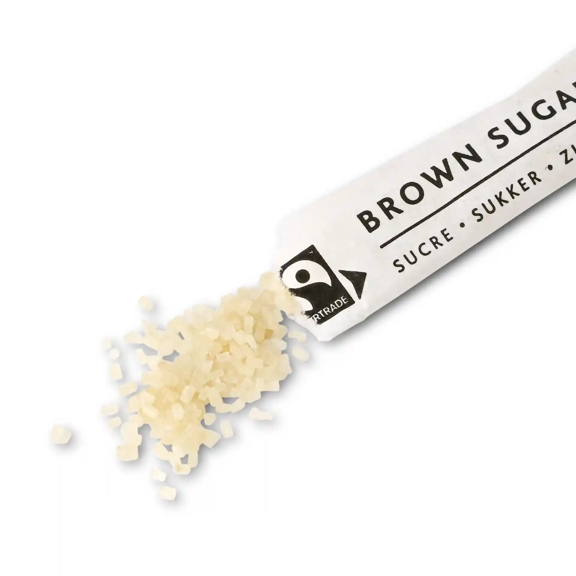 Des granulés de sucre brun se déversant d'un bâtonnet en papier blanc étiqueté "SUCRE BRUN" sur un fond uni.