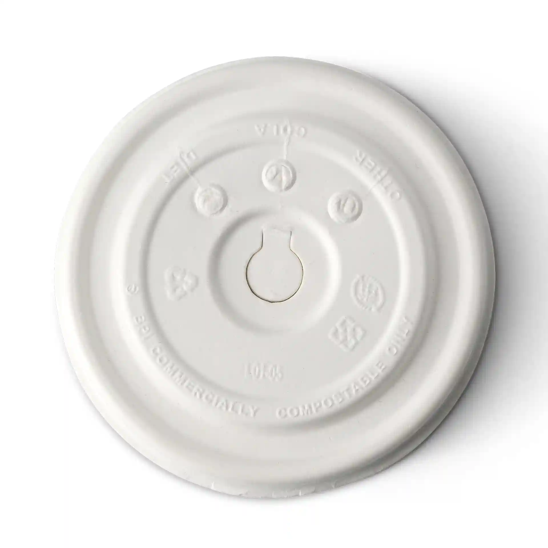 Couvercle plat en carton blanc avec un trou pour paille, mesurant 90 mm de diamètre, avec des marquages en relief sur la surface.