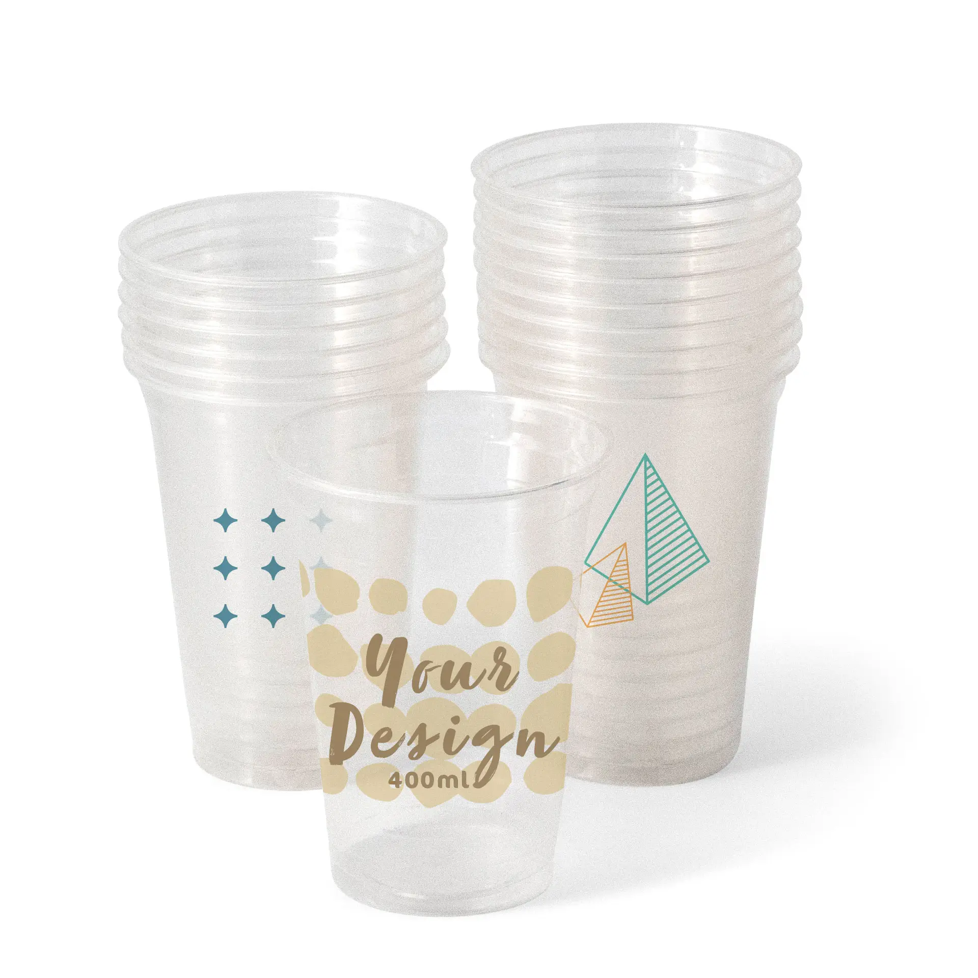 Un gobelet en PLA transparent avec des designs personnalisés ; plusieurs gobelets similaires empilés derrière, adaptés aux boissons froides.