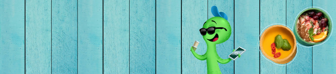 Personnage de dessin animé vert portant des lunettes de soleil, tenant une boisson et un téléphone, avec des bols de nourriture sur un fond en bois bleu.
