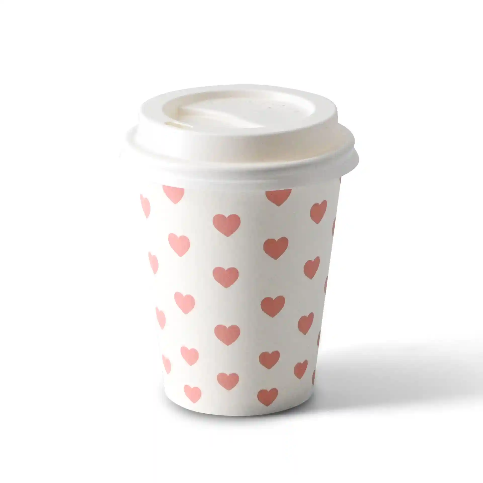 Gobelet blanc avec des motifs de cœurs roses, forme ronde, capacité de 8 oz et un couvercle sur le dessus.