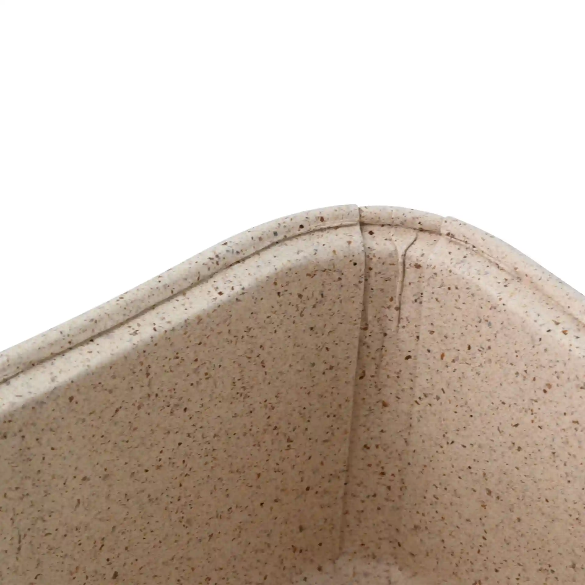 Gros plan d'un moule à pâtisserie rectangulaire brun en papier de cacao, montrant les détails des coins et de la texture.
