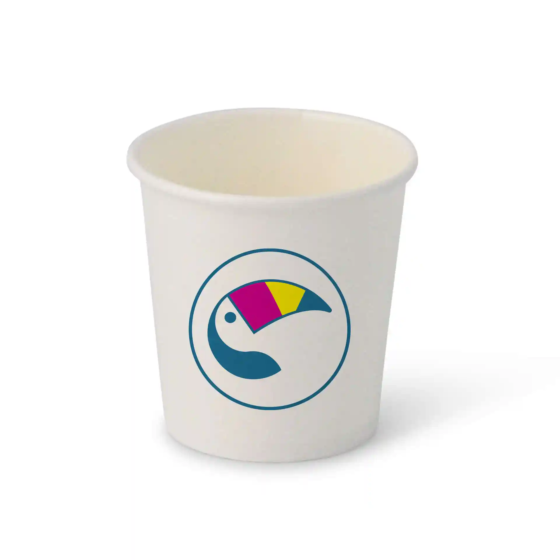 Gobelet blanc de forme ronde avec un logo de toucan coloré à l'avant.