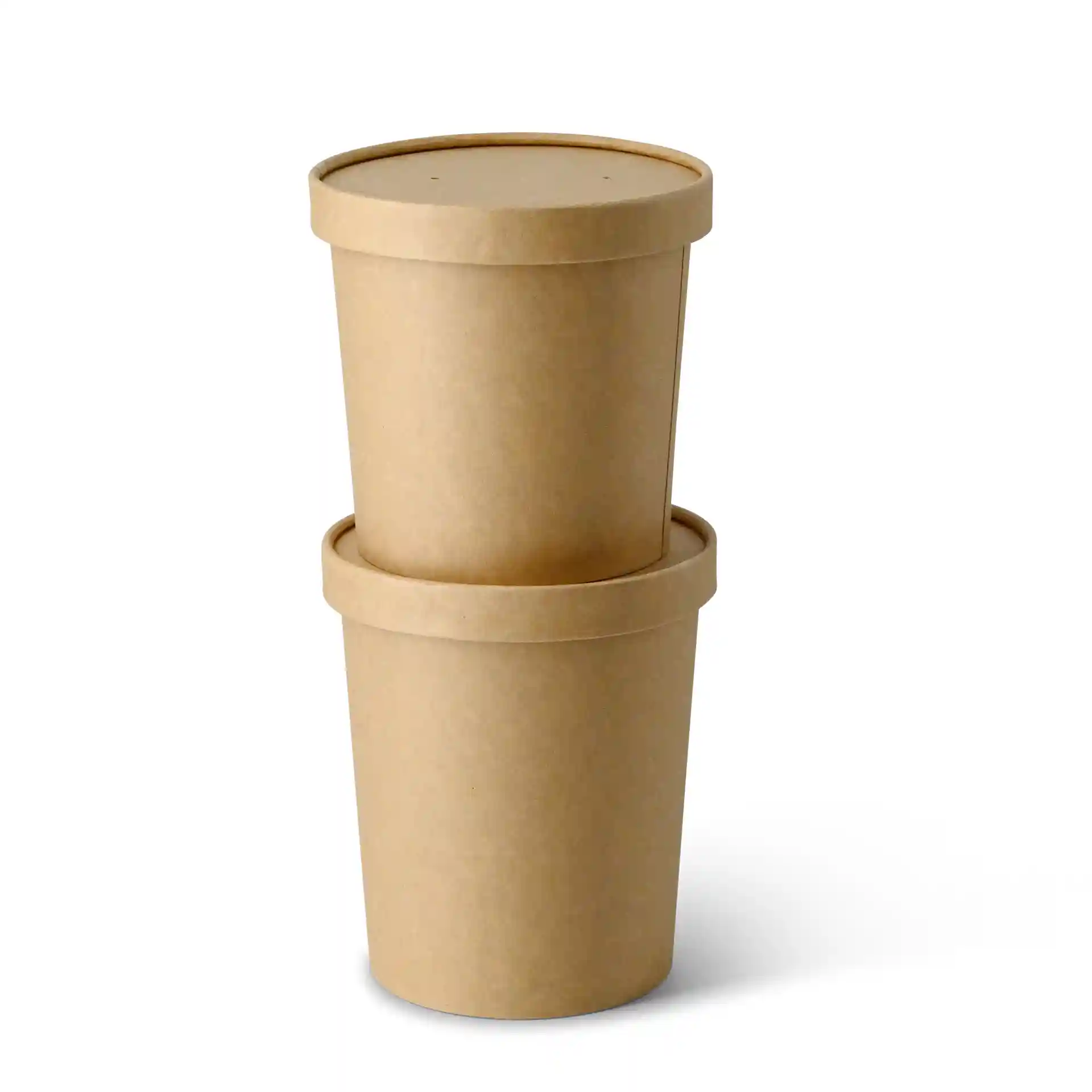 Deux tasses à soupe en carton brun empilées avec couvercles, de forme ronde et d'une capacité de 600 ml.