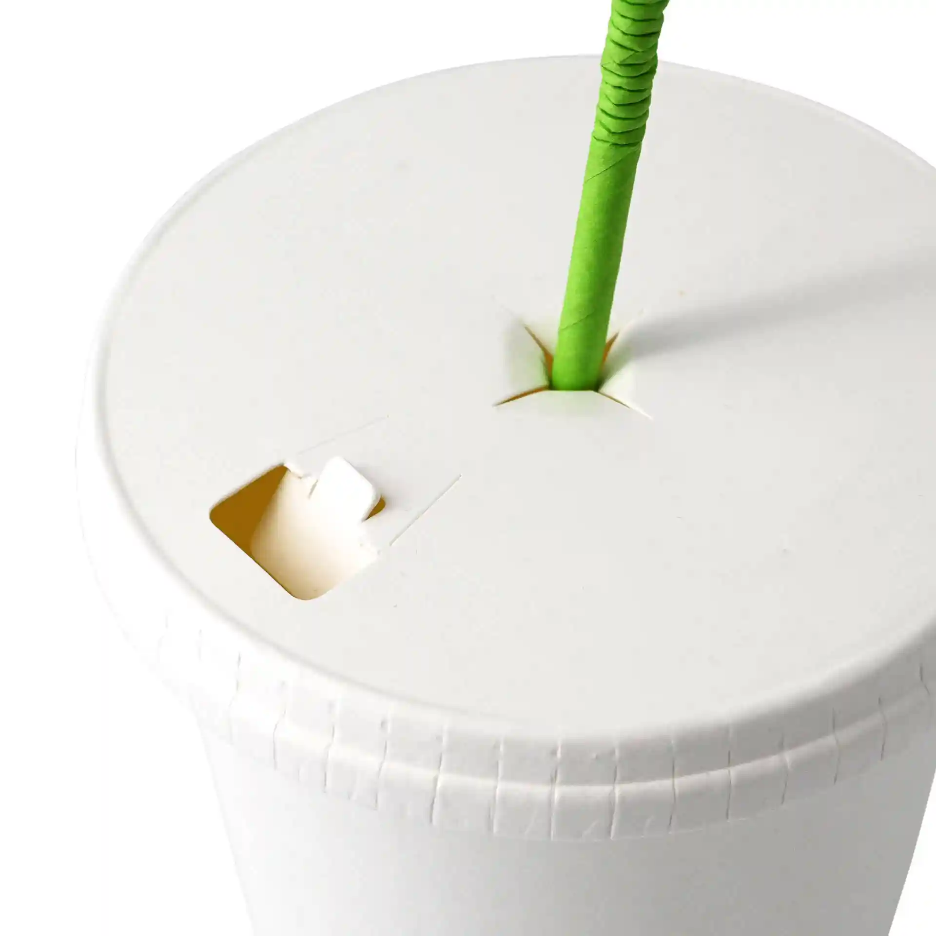 Couvercle en papier blanc avec un trou pour paille et une petite découpe, conçu pour un gobelet de 81 mm de diamètre.