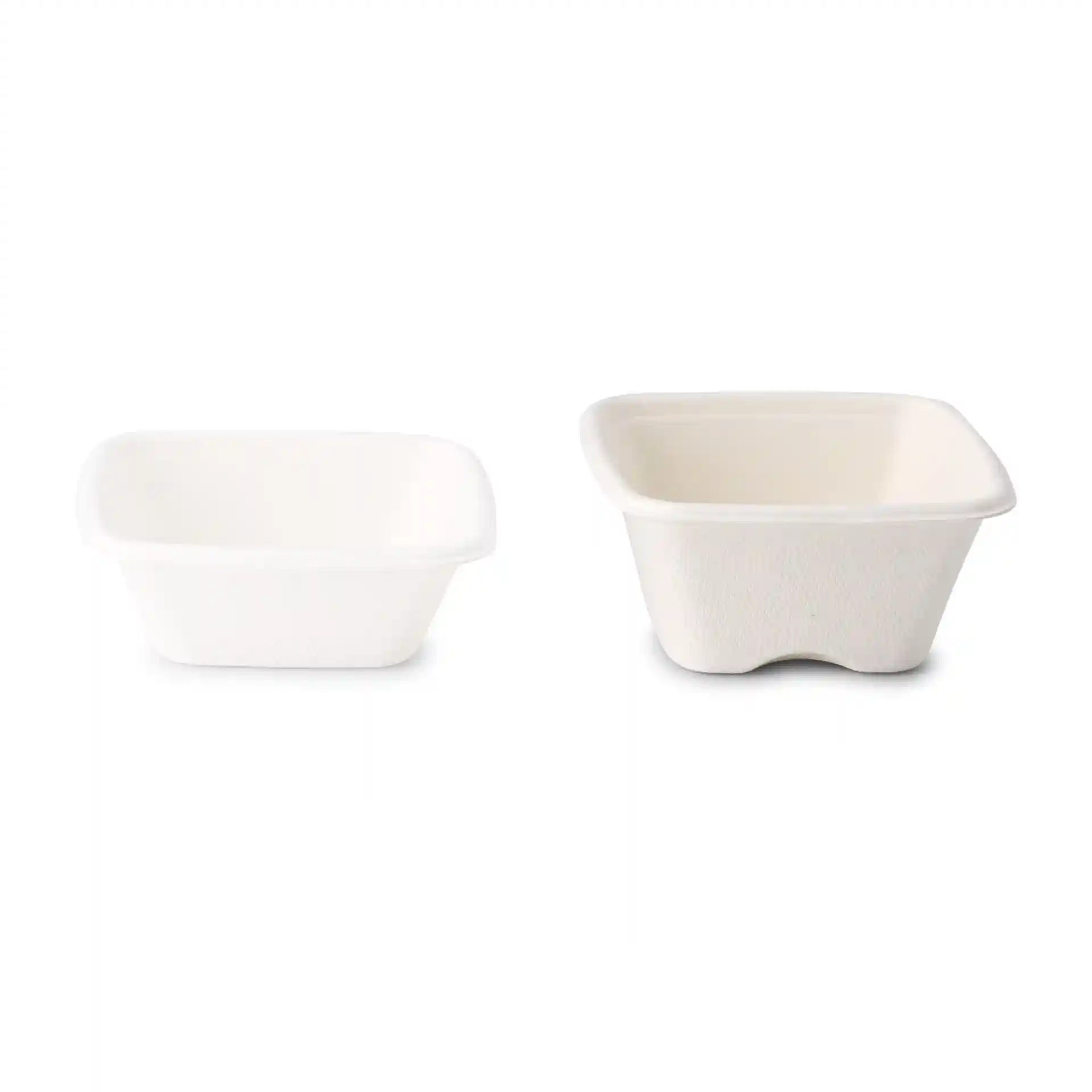 Image de deux gobelets portion carrés en bagasse blancs, l'un plus grand et l'autre plus petit, sur un fond uni.