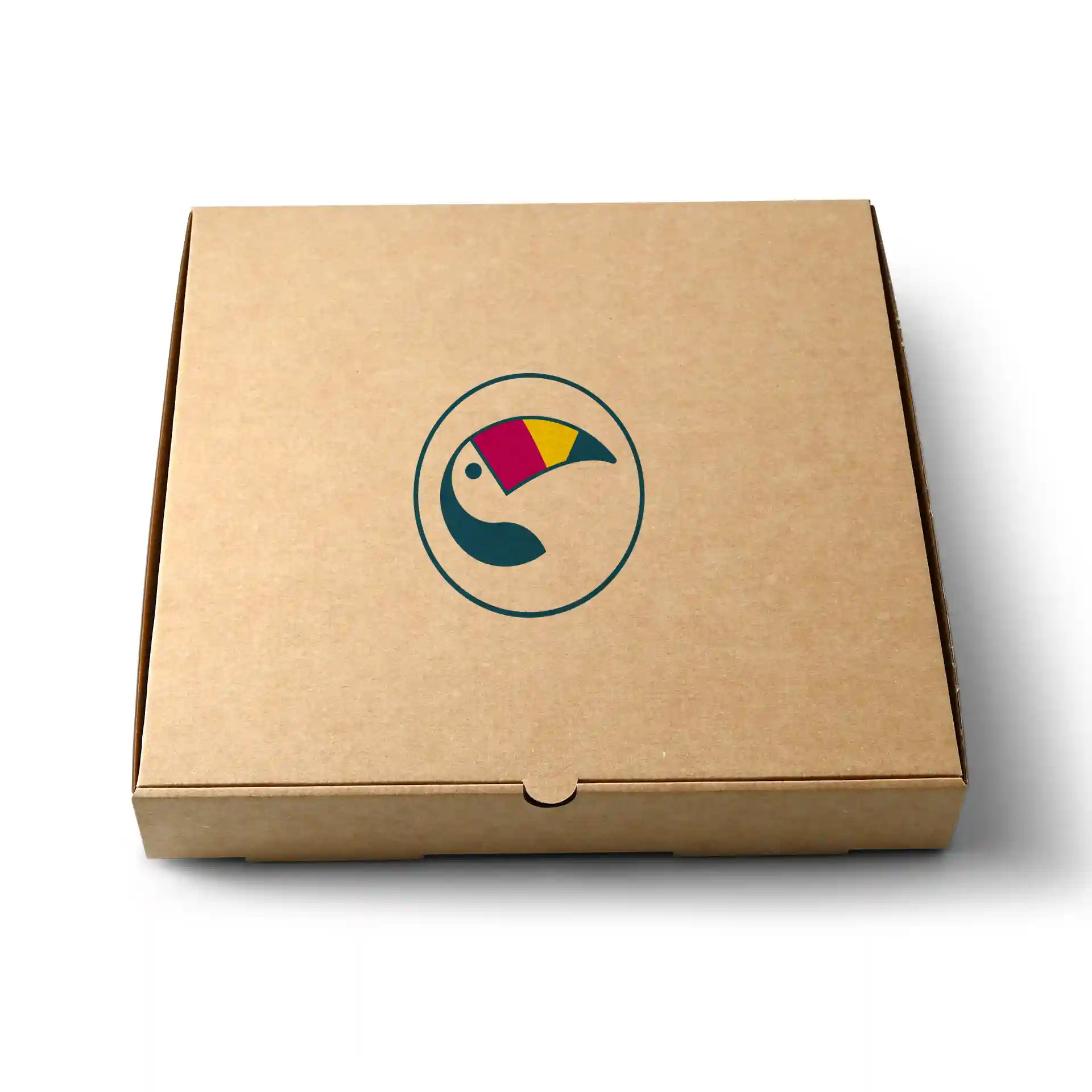 Boîte à pizza brune avec un logo circulaire présentant un design de toucan stylisé sur le dessus.