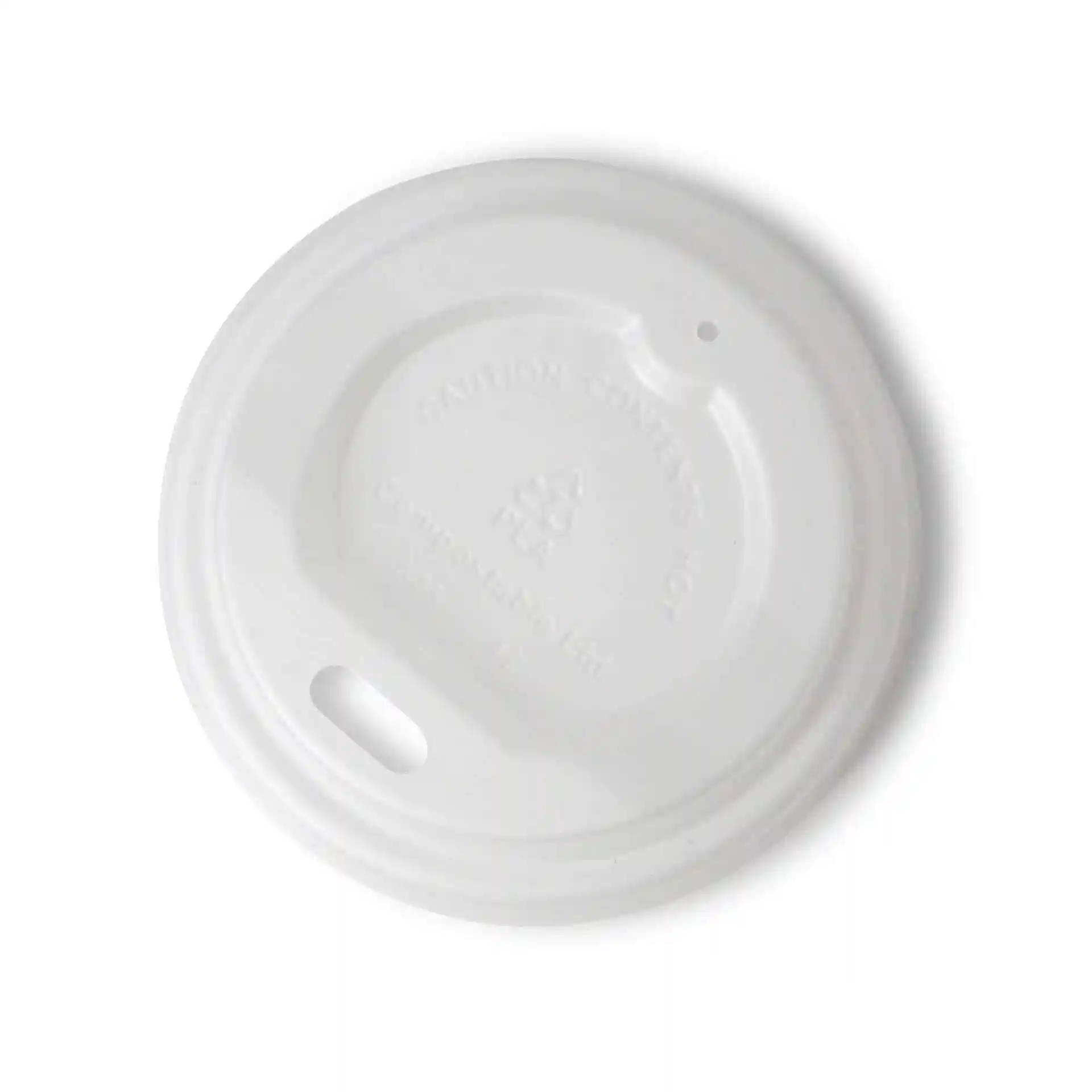 Couvercle en CPLA blanc avec un trou pour boire, mesurant 62 mm de diamètre et 15 mm de hauteur.