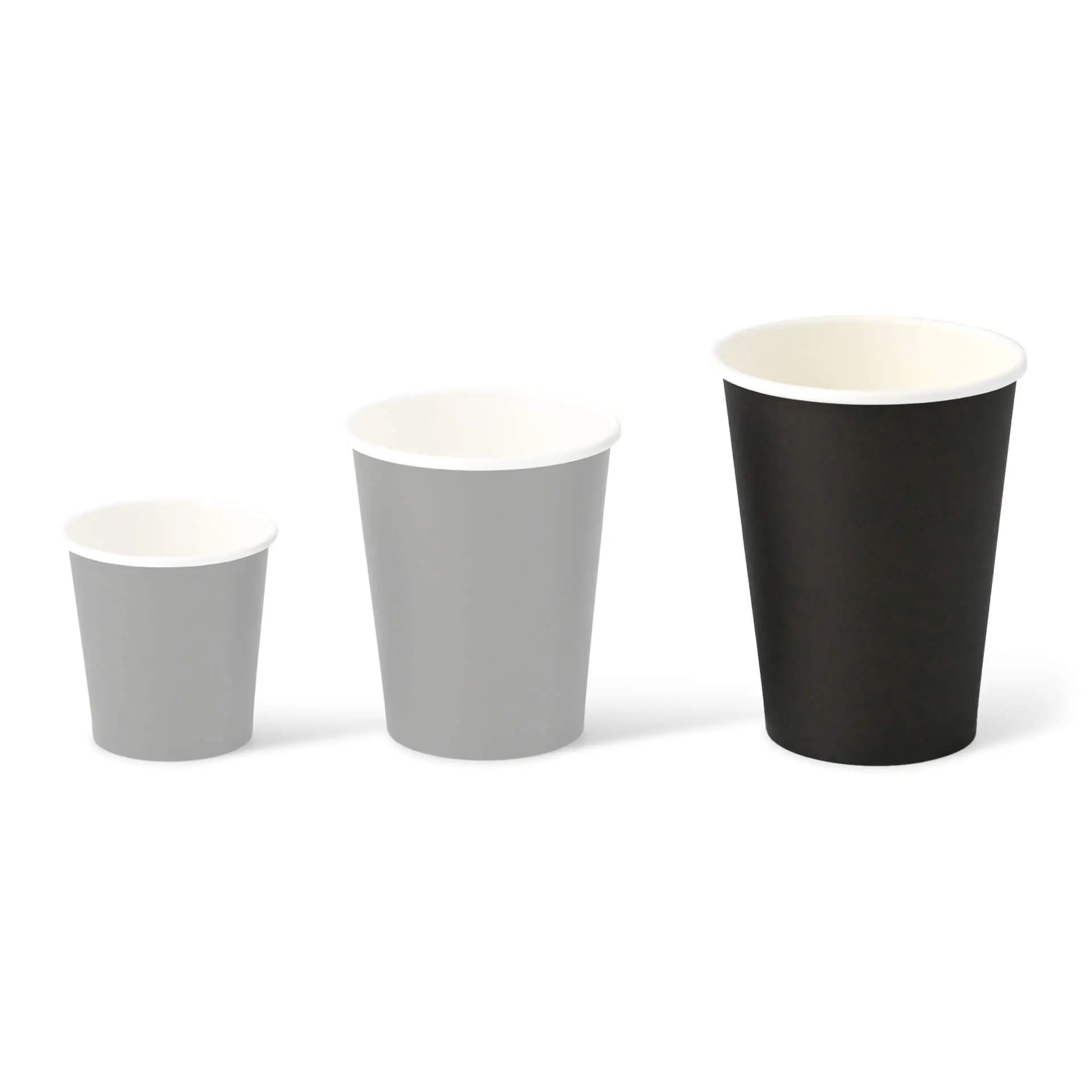 Trois gobelets en papier à simple paroi avec revêtement PLA en gris et noir, conçus pour les boissons chaudes et froides.