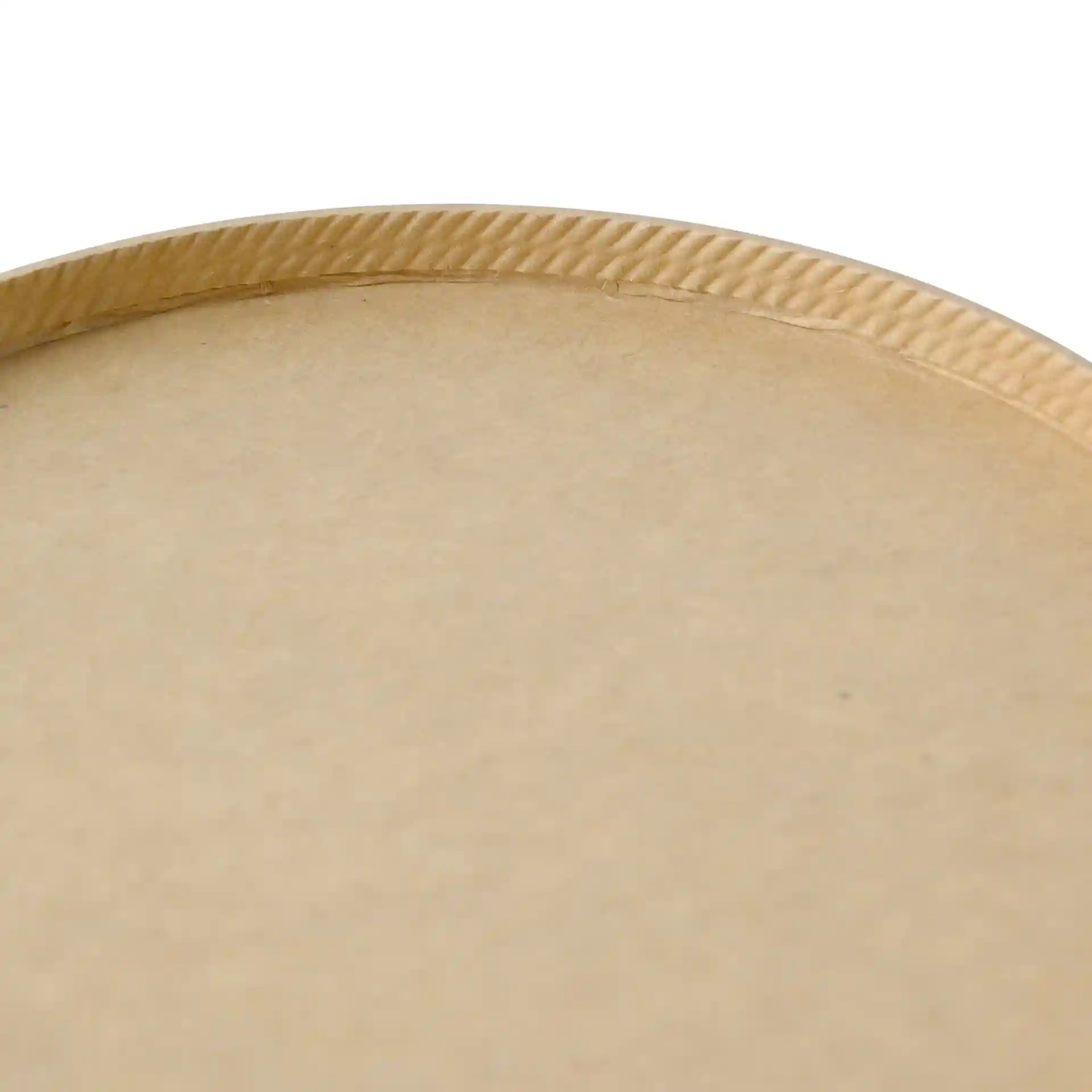 Gros plan d'un bol rond en carton brun avec un bord texturé, montrant la surface intérieure.