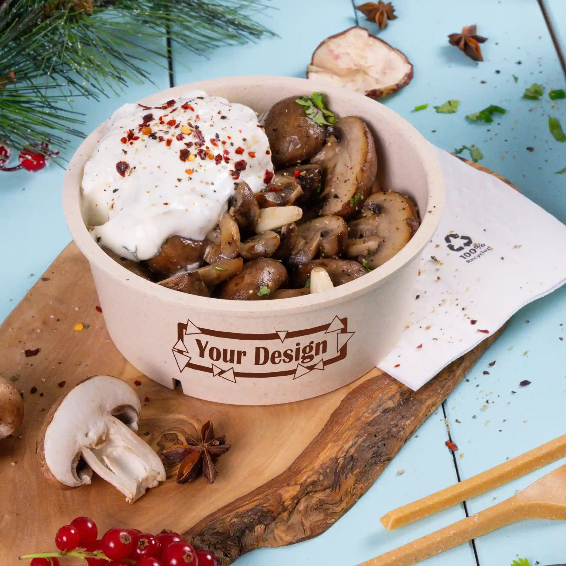 Bol rond crème blanc réutilisable rempli de champignons sautés et garni de crème aigre, placé sur une planche en bois.
