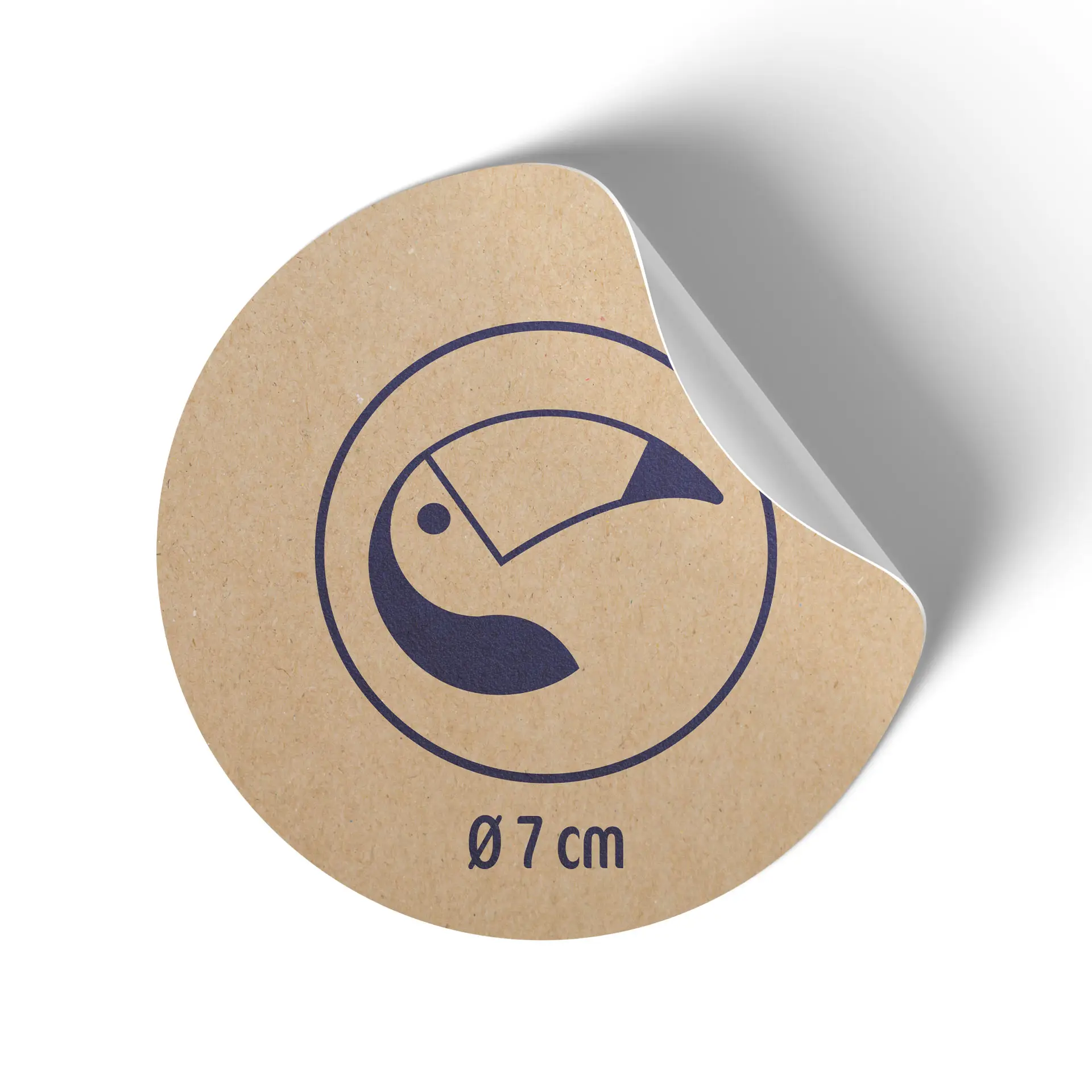 Étiquette ronde en papier kraft de 7 cm avec un design imprimé et un dos adhésif, adaptée à l'emballage et au branding.