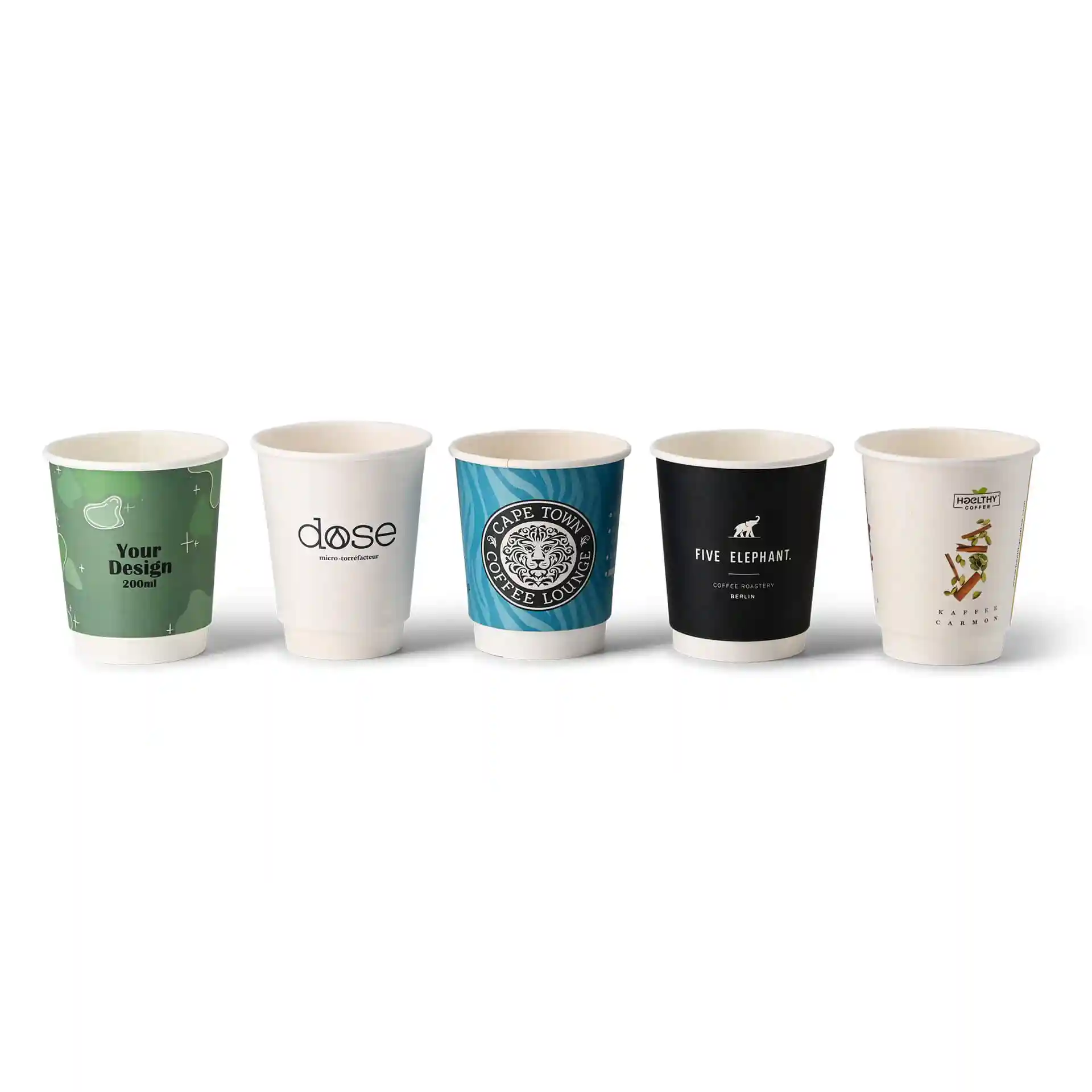 Image de cinq gobelets en papier imprimés sur mesure, chacun avec des designs différents, sur un fond blanc.