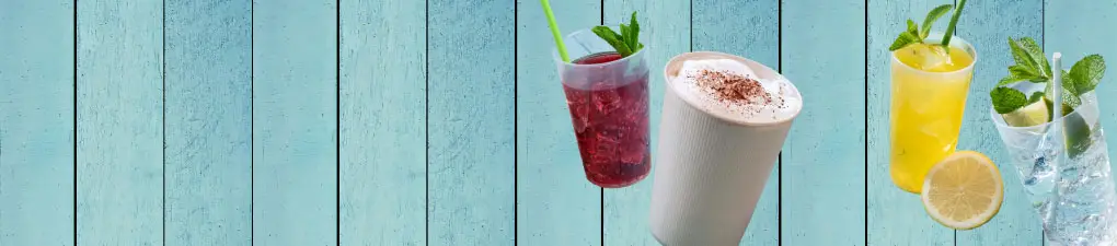 Personnage vert tenant un panneau à côté de deux boissons ; un café et une boisson froide sur un fond en bois bleu.
