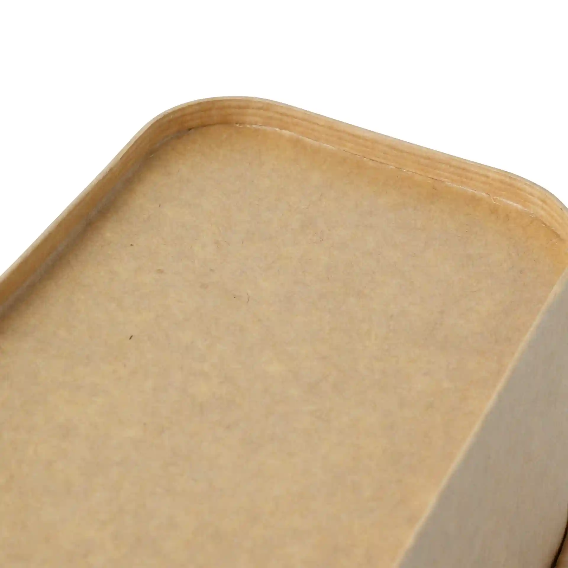 Gros plan d'un conteneur alimentaire en carton brun rectangulaire avec un bord lisse et une surface supérieure plate.