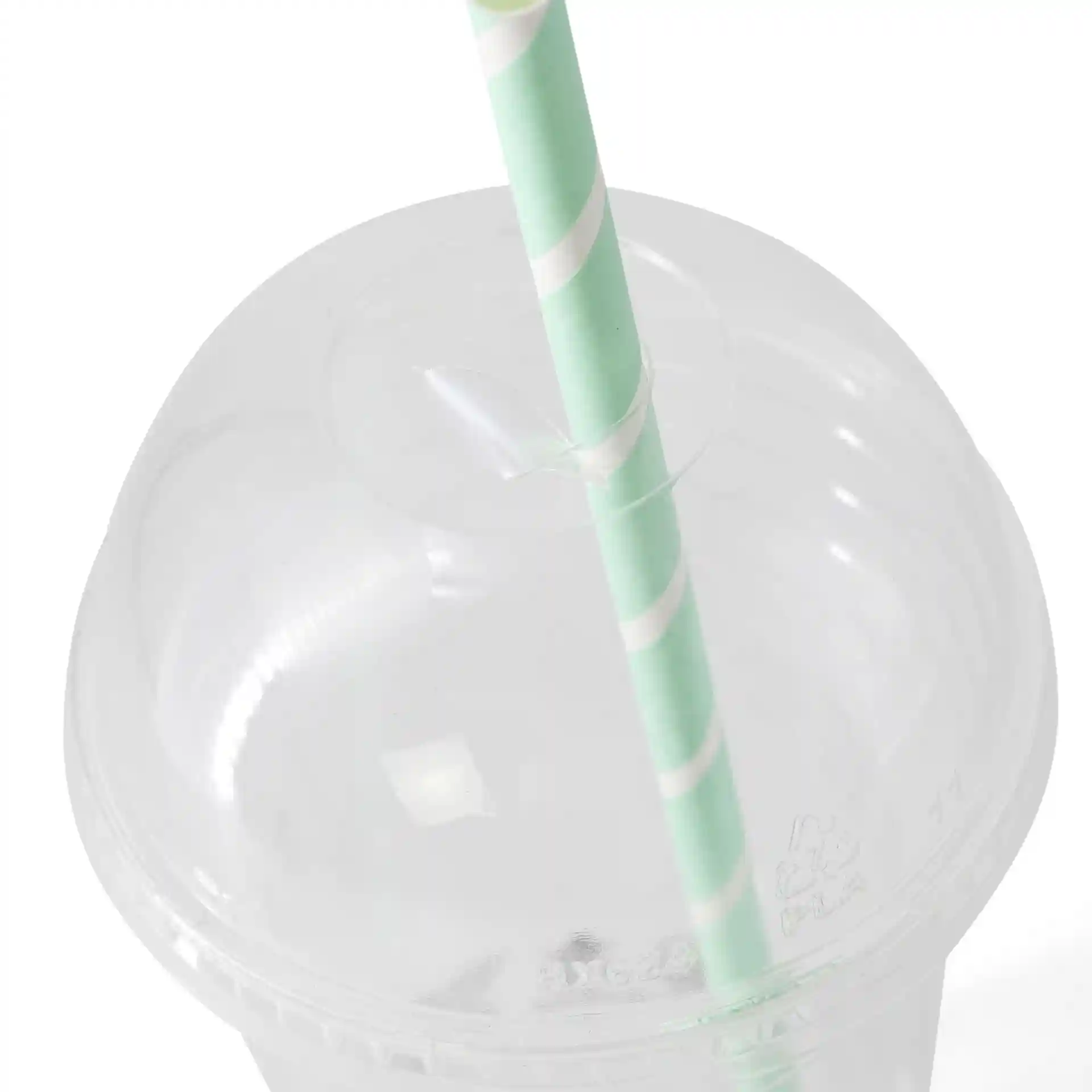 Couvercle en dôme transparent avec un trou pour paille, diamètre de 95 mm, avec une paille rayée verte et blanche insérée.