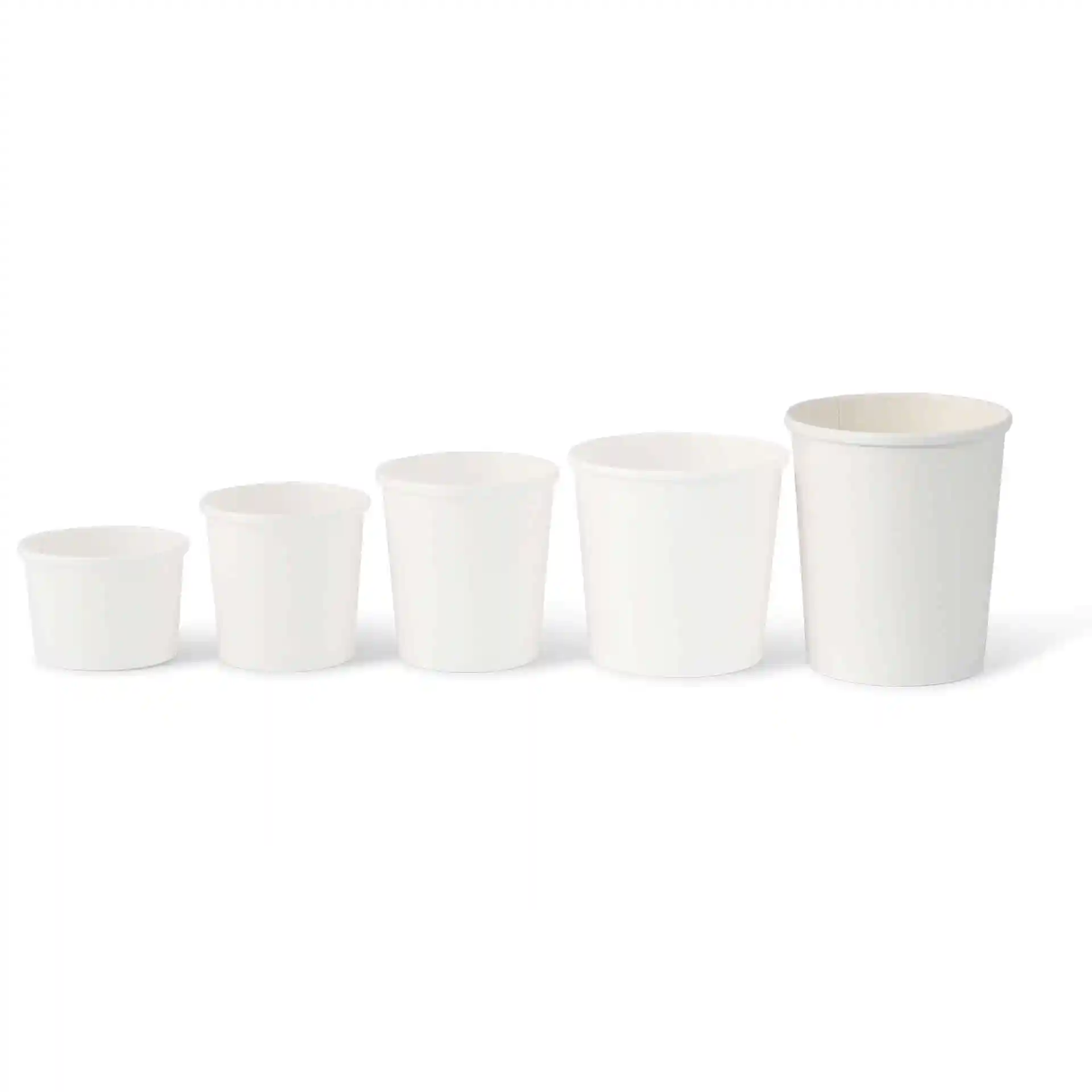 Cinq gobelets en carton blancs de tailles variées disposés en rangée, montrant des formes rondes et des surfaces lisses.