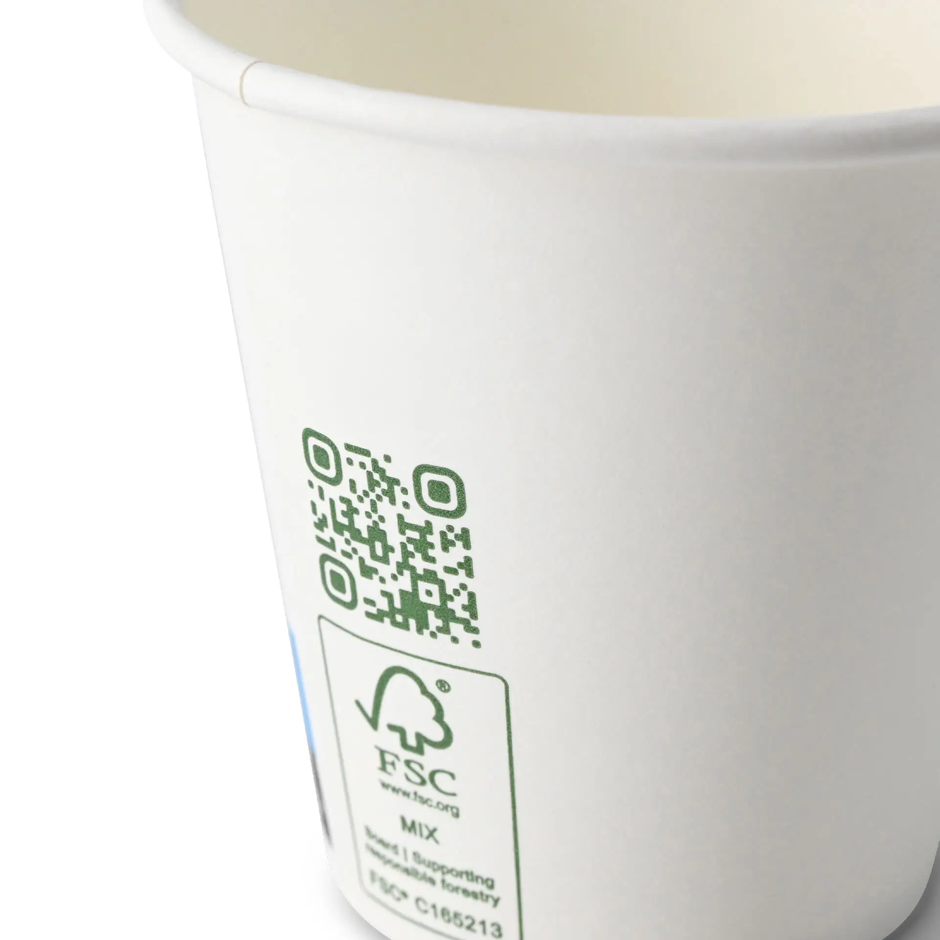 Gobelet blanc avec un code QR et un symbole vert sur le côté.